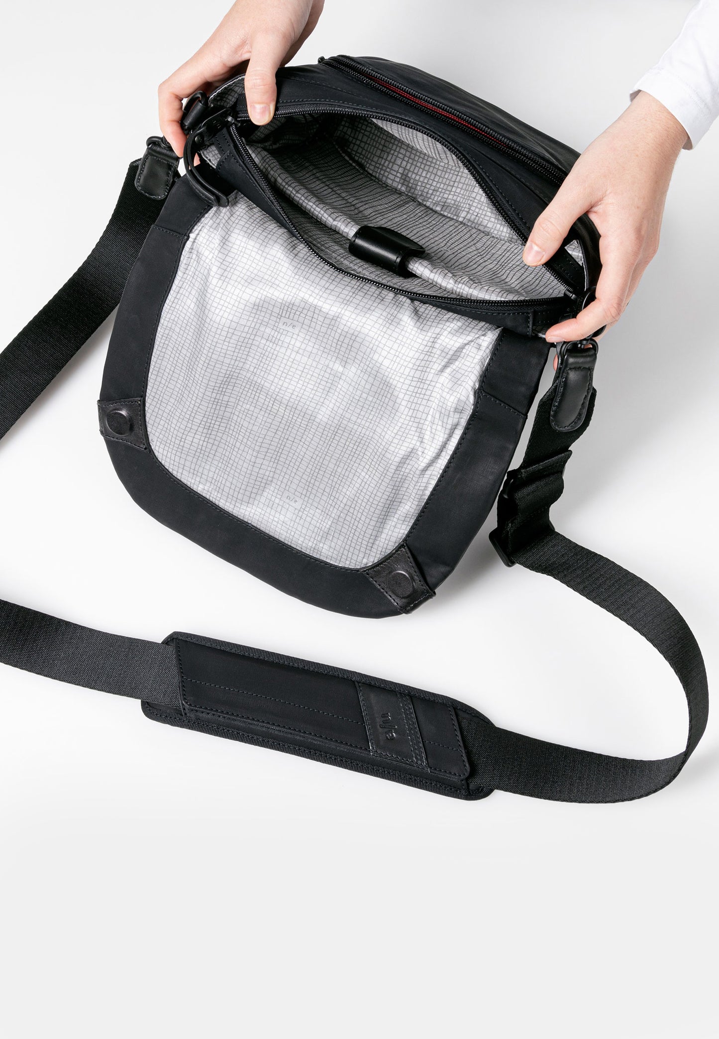 Sendai Messenger Bag 8 black" | Bildmaterial bereitgestellt von SHOES.PLEASE.