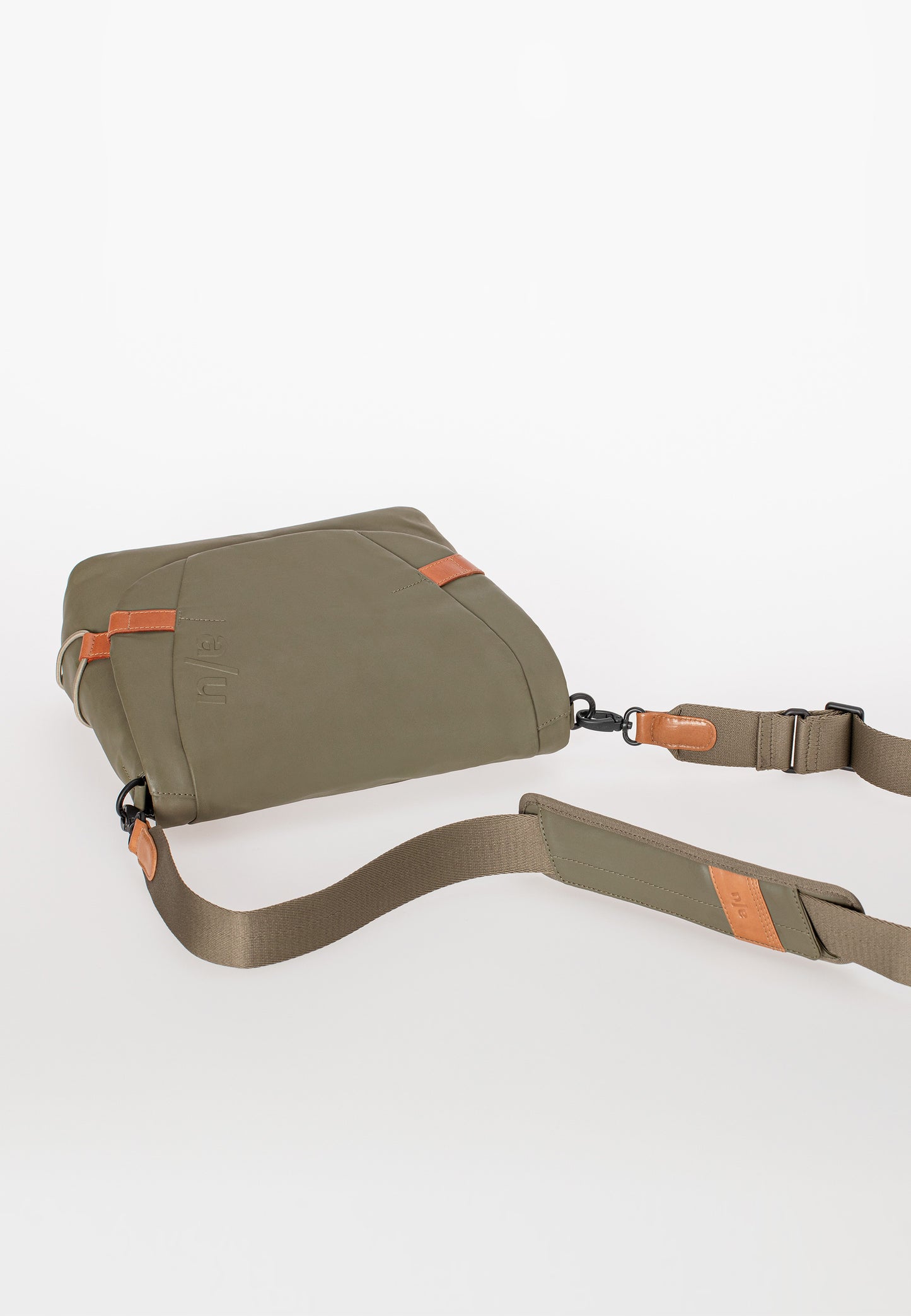 Sendai Messenger Bag 8 fallen rock" | Bildmaterial bereitgestellt von SHOES.PLEASE.