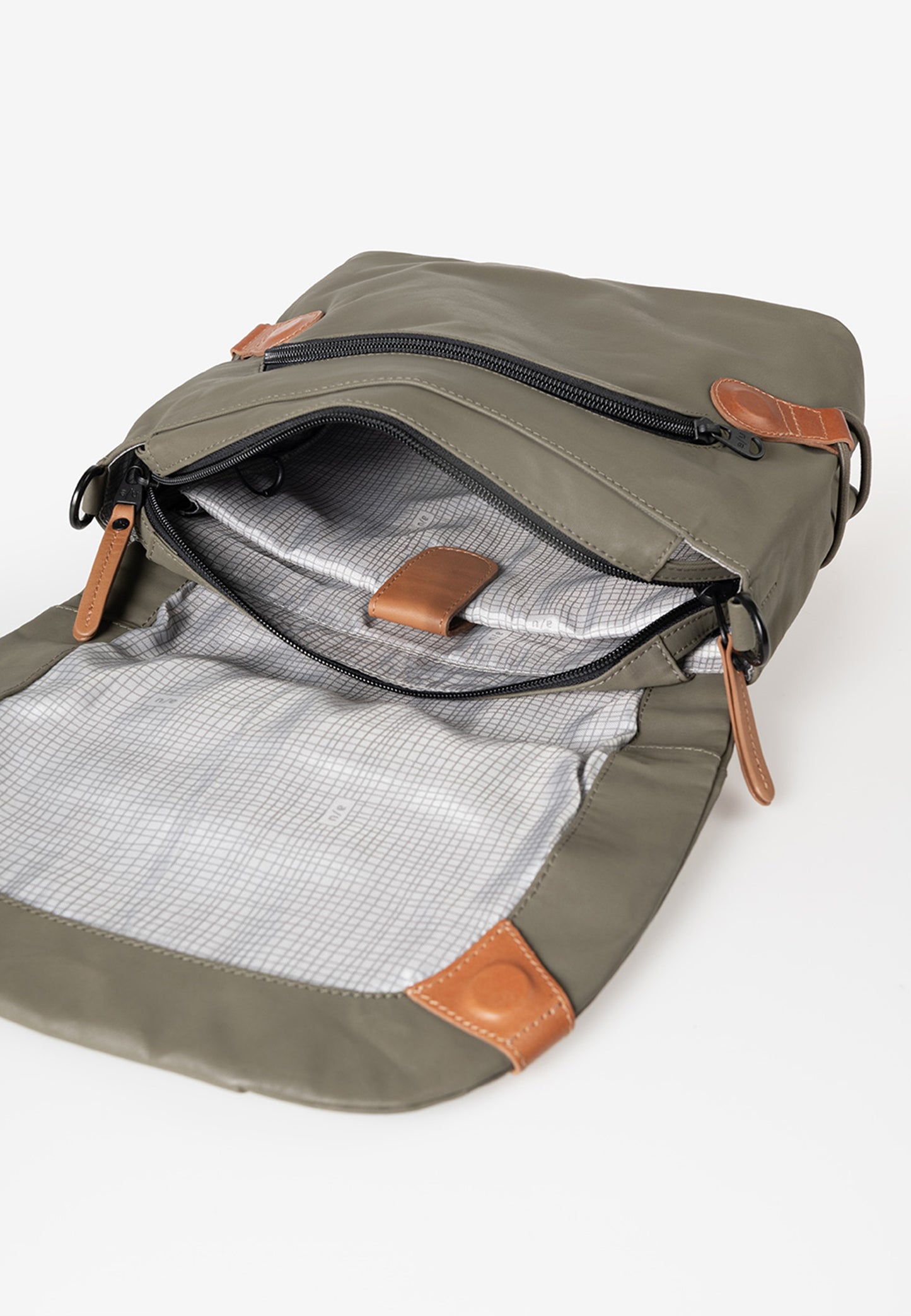 Sendai Messenger Bag 8 fallen rock" | Bildmaterial bereitgestellt von SHOES.PLEASE.
