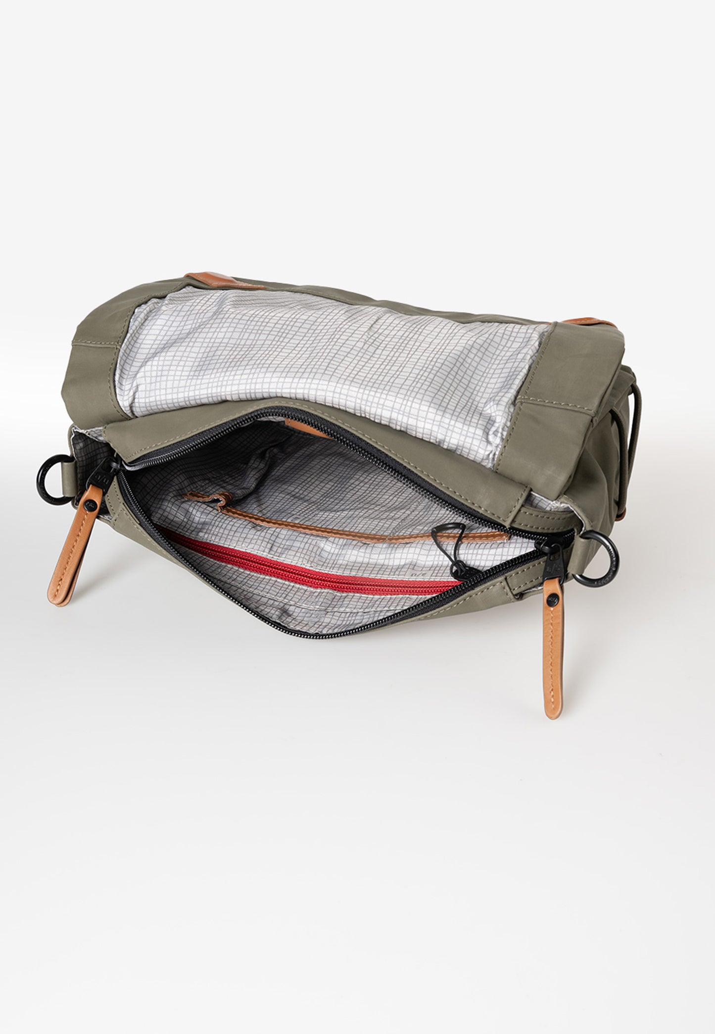 Sendai Messenger Bag 8 fallen rock" | Bildmaterial bereitgestellt von SHOES.PLEASE.