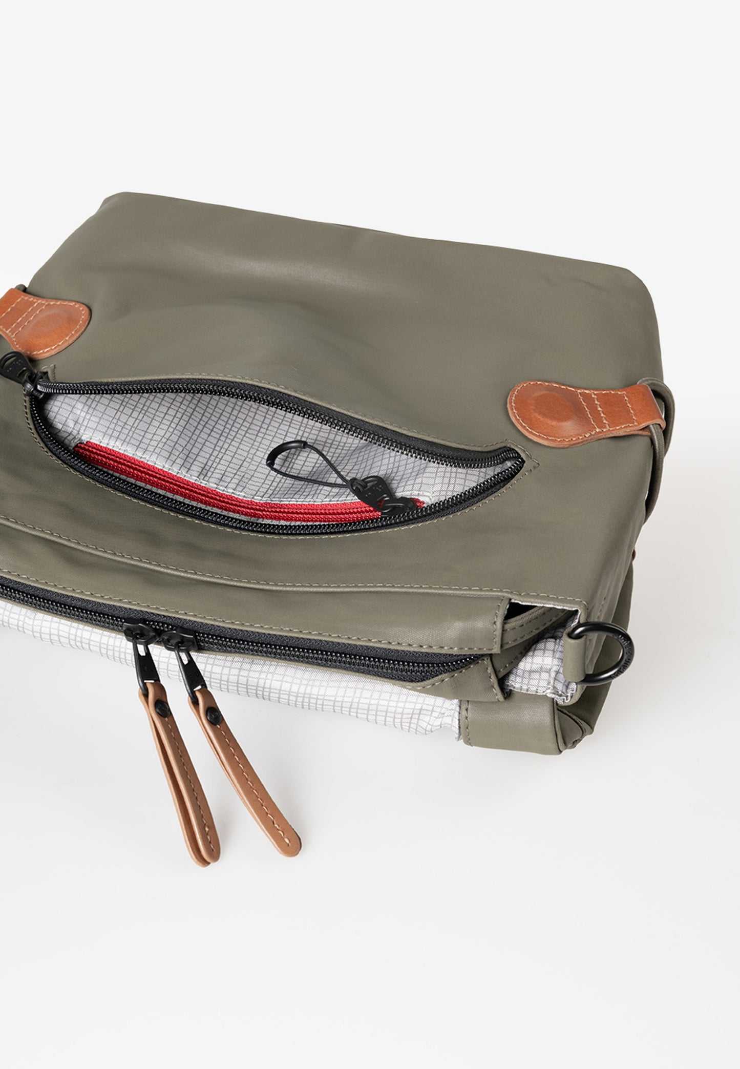 Sendai Messenger Bag 8 fallen rock" | Bildmaterial bereitgestellt von SHOES.PLEASE.