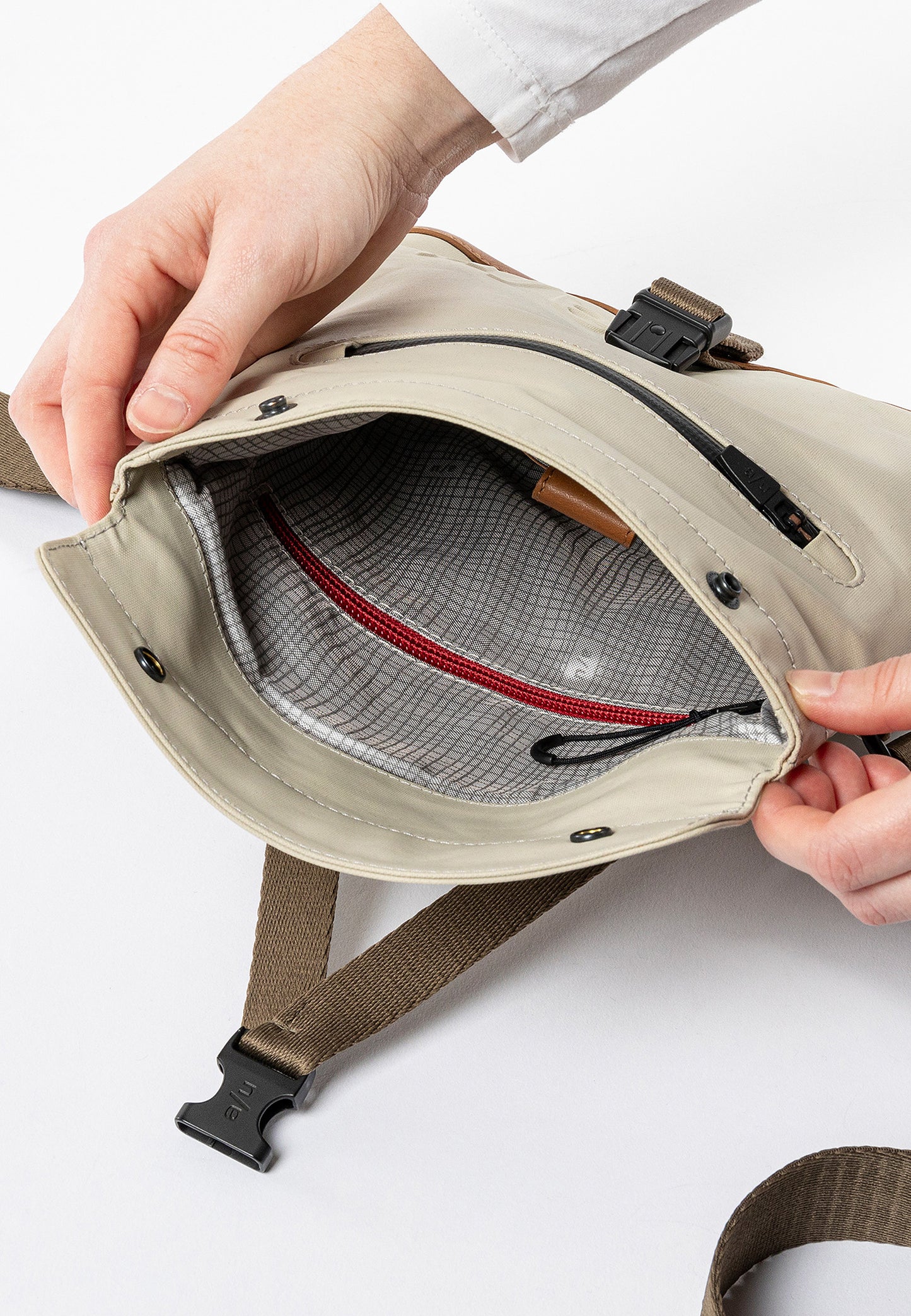 Tsu Bauchtasche Japan dust | Bildmaterial bereitgestellt von SHOES.PLEASE.