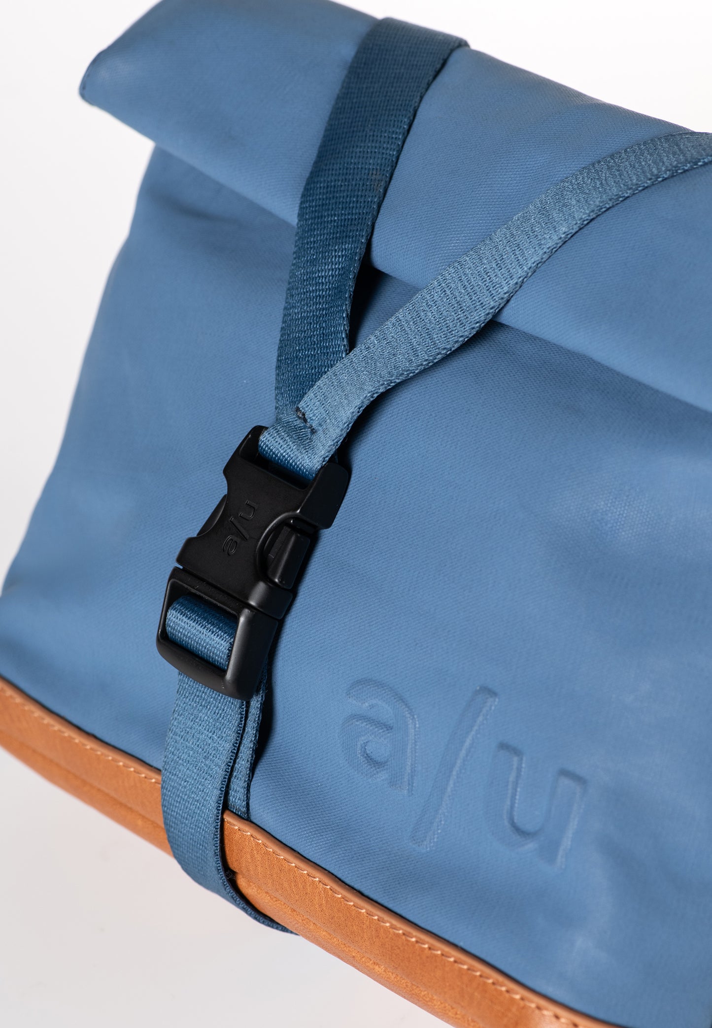 Tsu Bauchtasche Japan blue jeans | Bildmaterial bereitgestellt von SHOES.PLEASE.