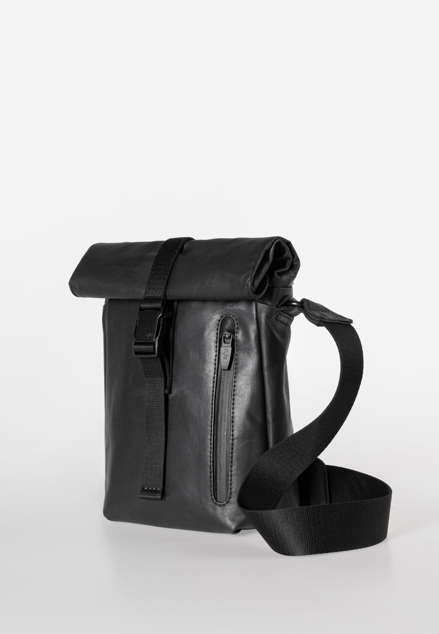 Yodo RE Rolltop Umhängetasche black | Bildmaterial bereitgestellt von SHOES.PLEASE.