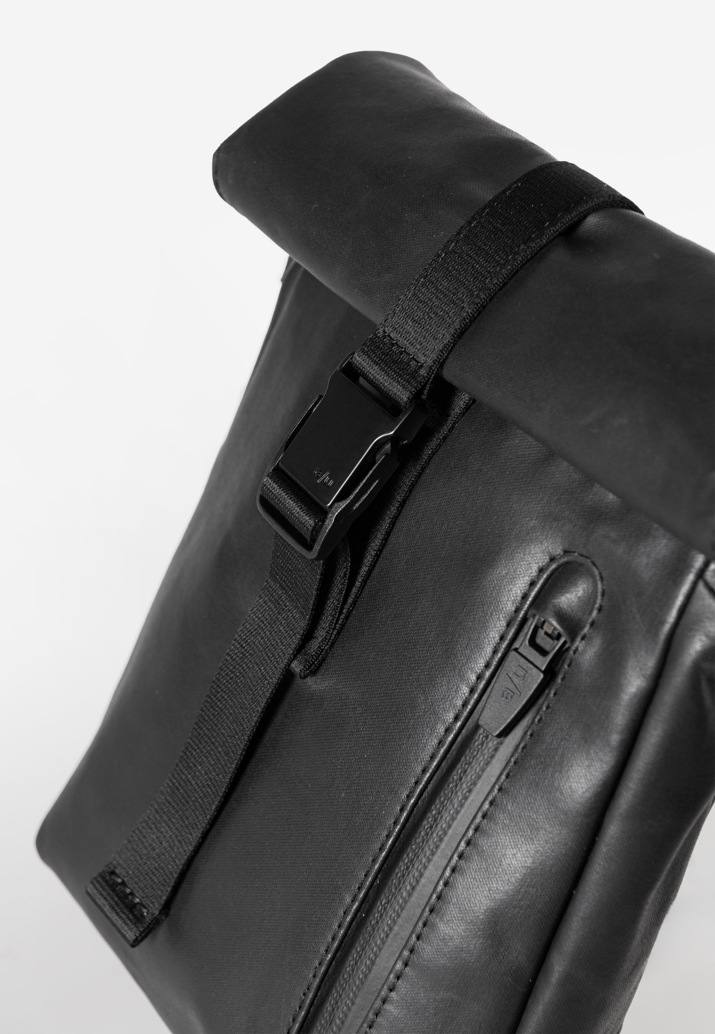 Yodo RE Rolltop Umhängetasche black | Bildmaterial bereitgestellt von SHOES.PLEASE.