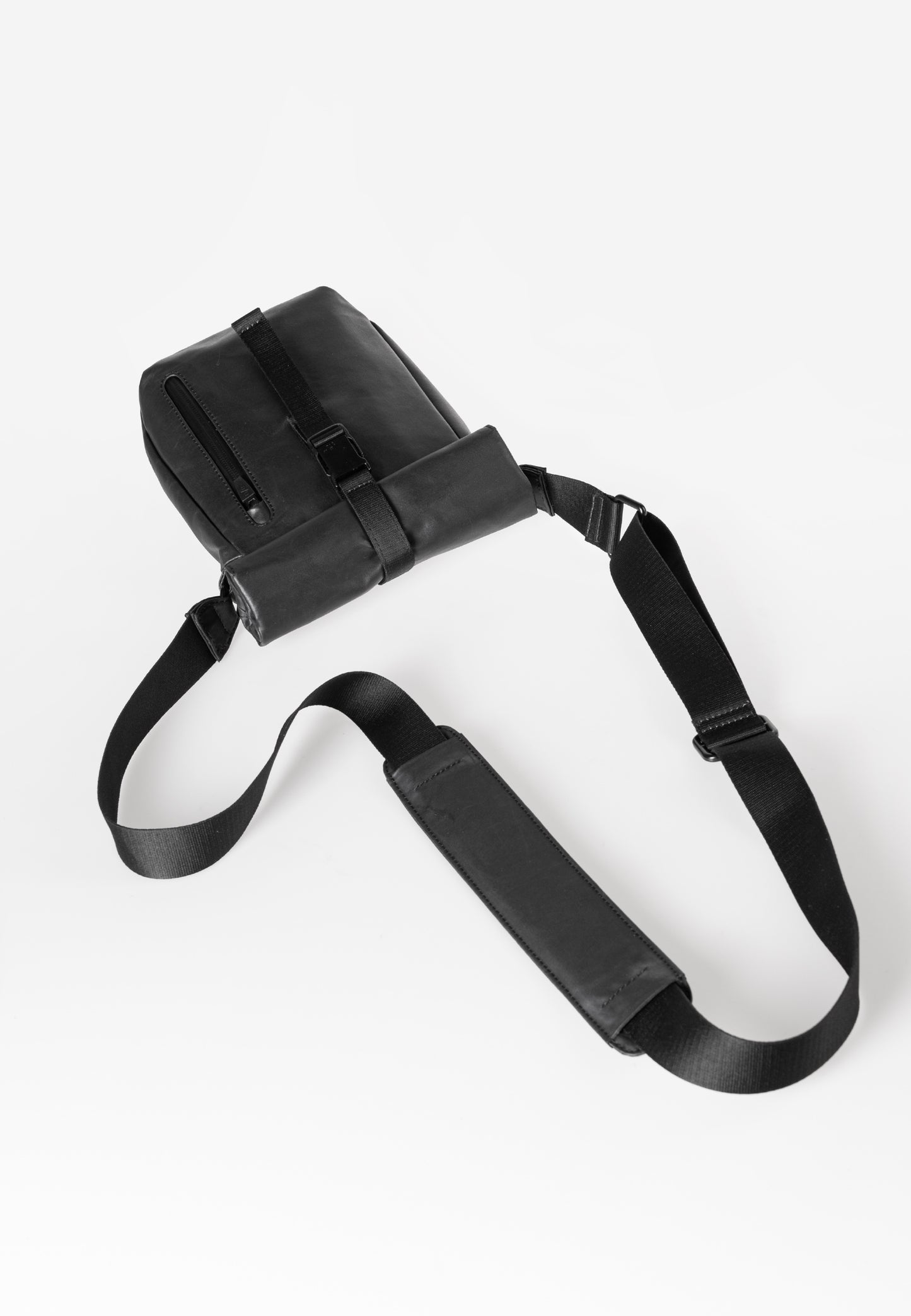 Yodo RE Rolltop Umhängetasche black | Bildmaterial bereitgestellt von SHOES.PLEASE.