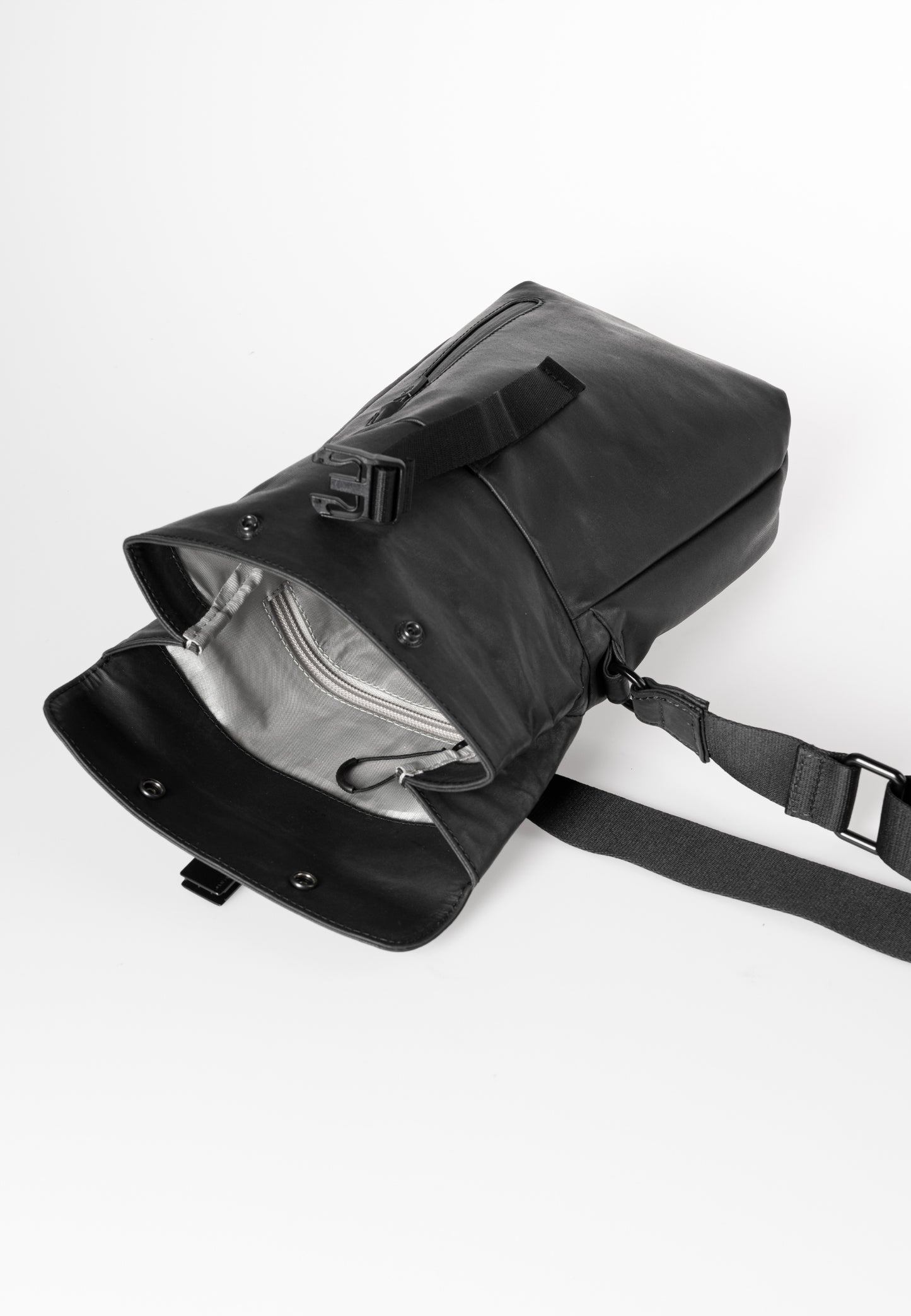 Yodo RE Rolltop Umhängetasche black | Bildmaterial bereitgestellt von SHOES.PLEASE.