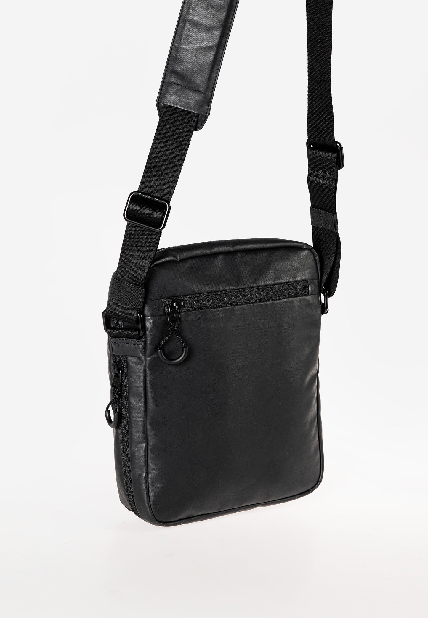 Oyabe RE Umhängetasche black | Bildmaterial bereitgestellt von SHOES.PLEASE.