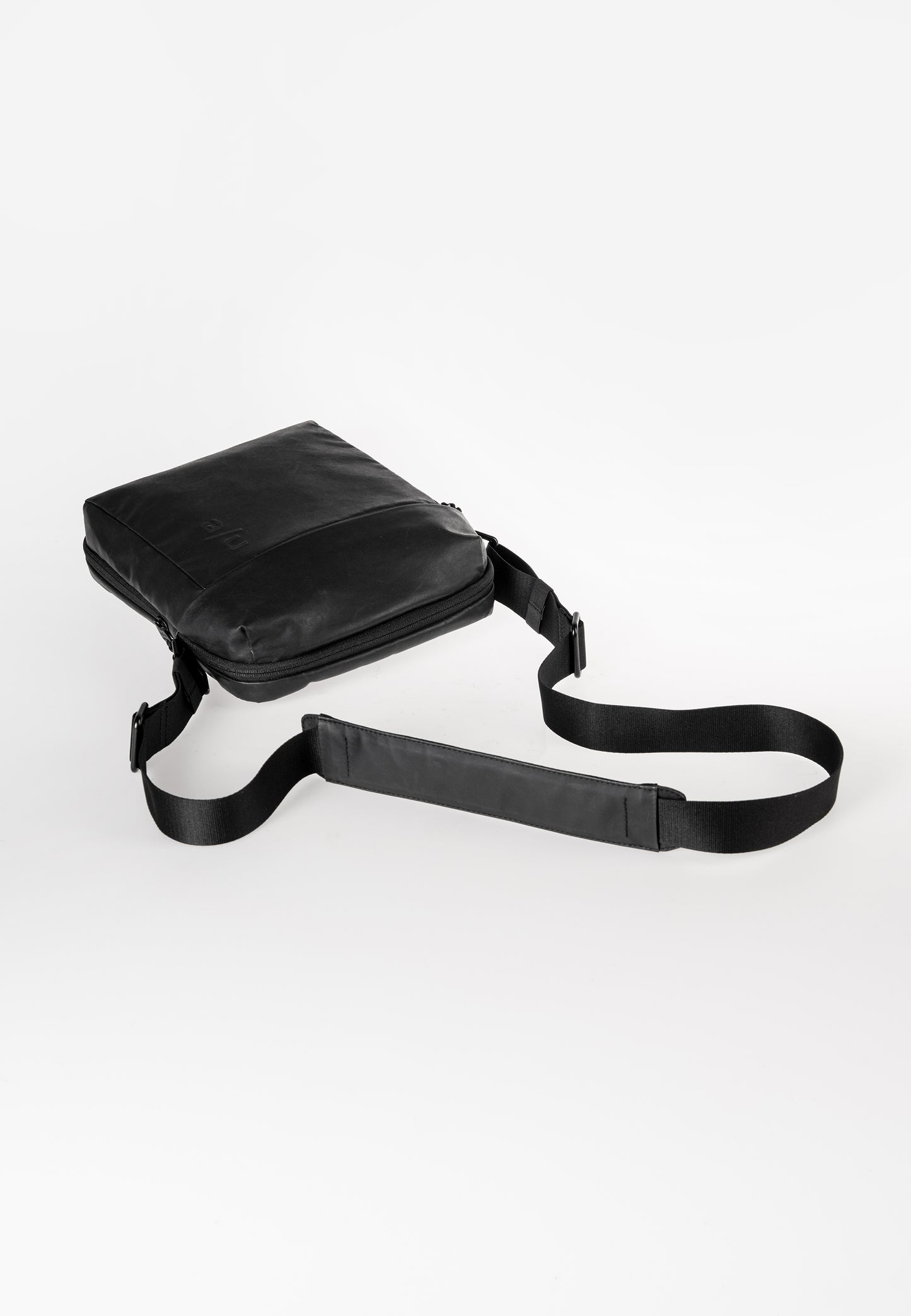 Oyabe RE Umhängetasche black | Bildmaterial bereitgestellt von SHOES.PLEASE.