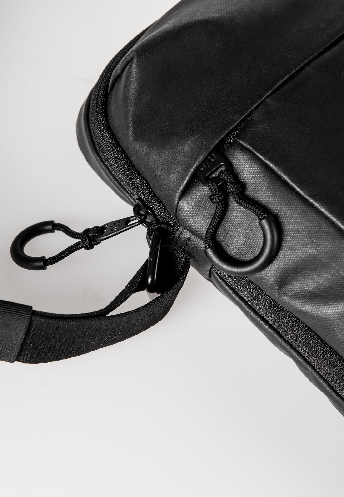 Oyabe RE Umhängetasche black | Bildmaterial bereitgestellt von SHOES.PLEASE.