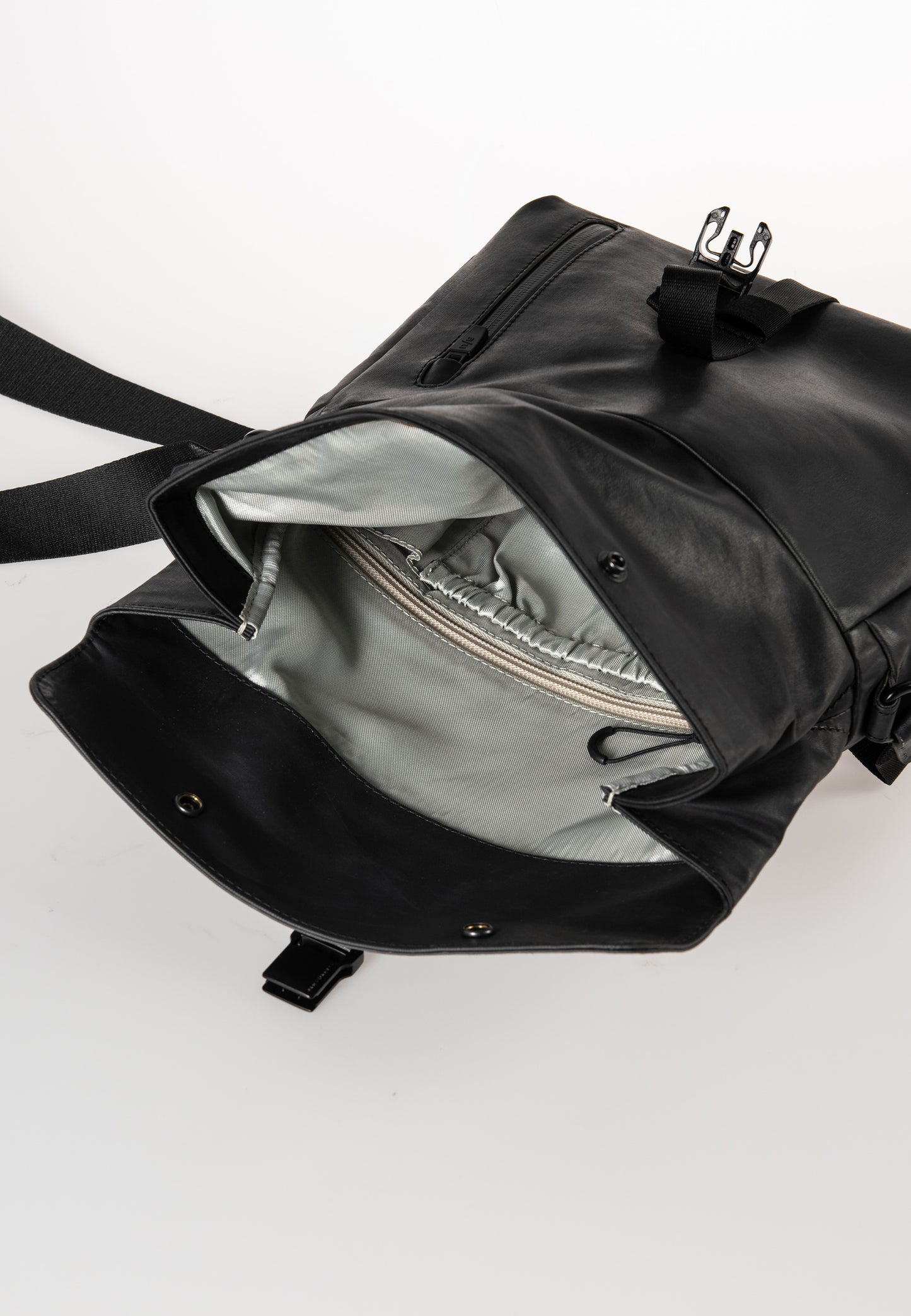 Seki RE Rolltop Umhängetasche black | Bildmaterial bereitgestellt von SHOES.PLEASE.