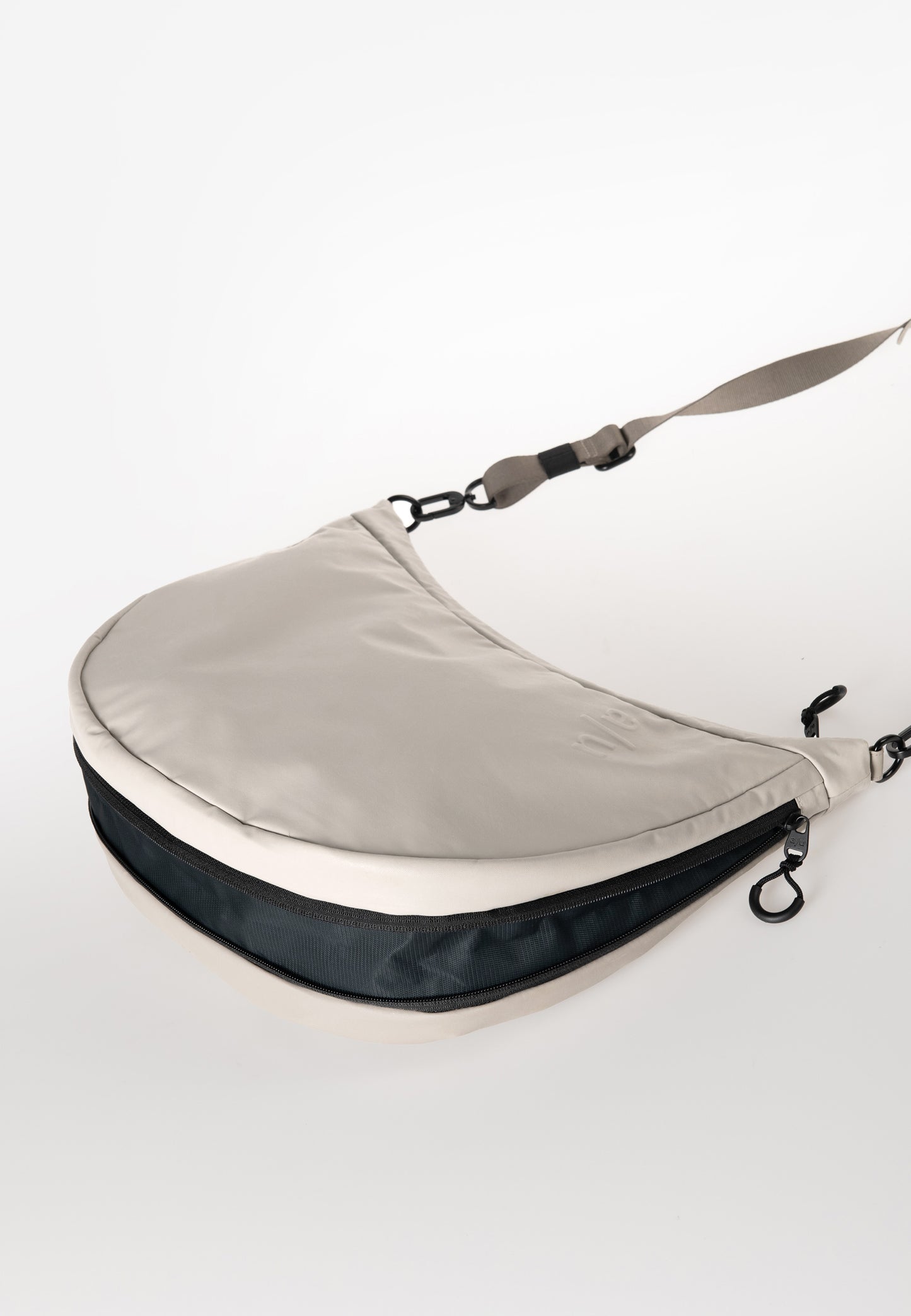 Koyoshi RE Halfmoon Bag Japan RE driftwood | Bildmaterial bereitgestellt von SHOES.PLEASE.