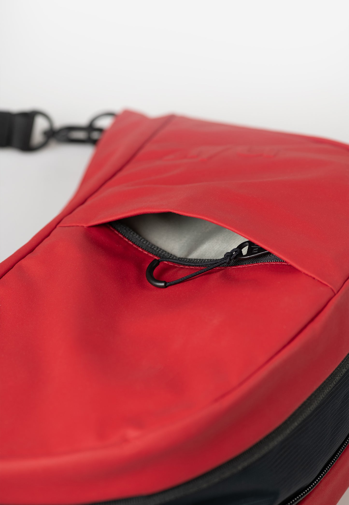 Toyo RE LITE Halfmoon Bag Japan RE LITE red | Bildmaterial bereitgestellt von SHOES.PLEASE.