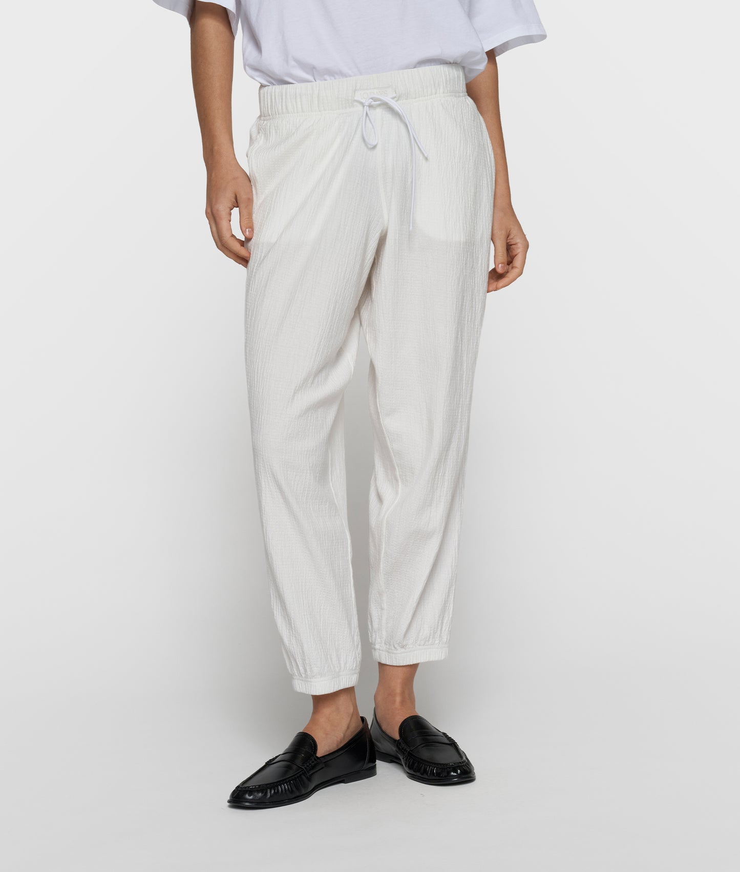 cropped easy jogger ecru | Bildmaterial bereitgestellt von SHOES.PLEASE.