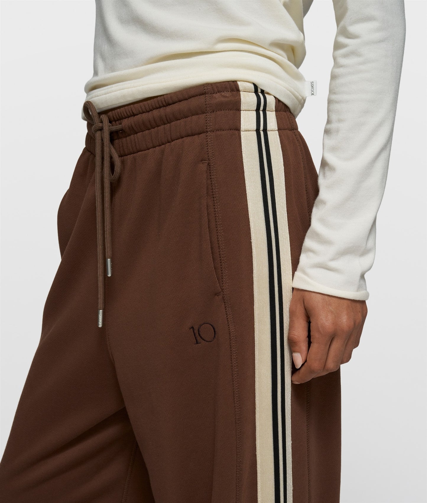 Western Jogger Tape dark truffle | Bildmaterial bereitgestellt von SHOES.PLEASE.