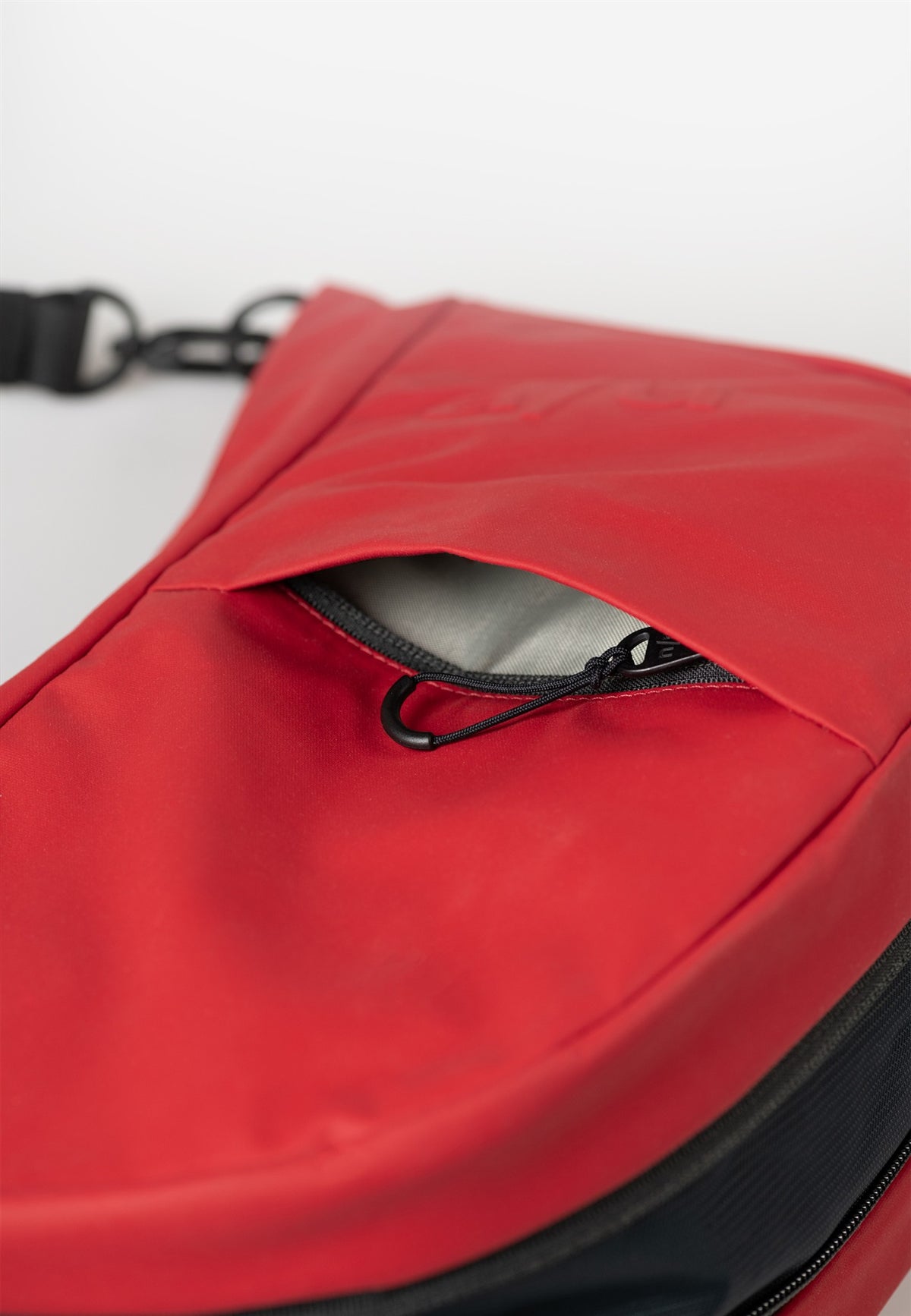 Toyo RE LITE Halfmoon Bag Japan RE LITE red | Bildmaterial bereitgestellt von SHOES.PLEASE.