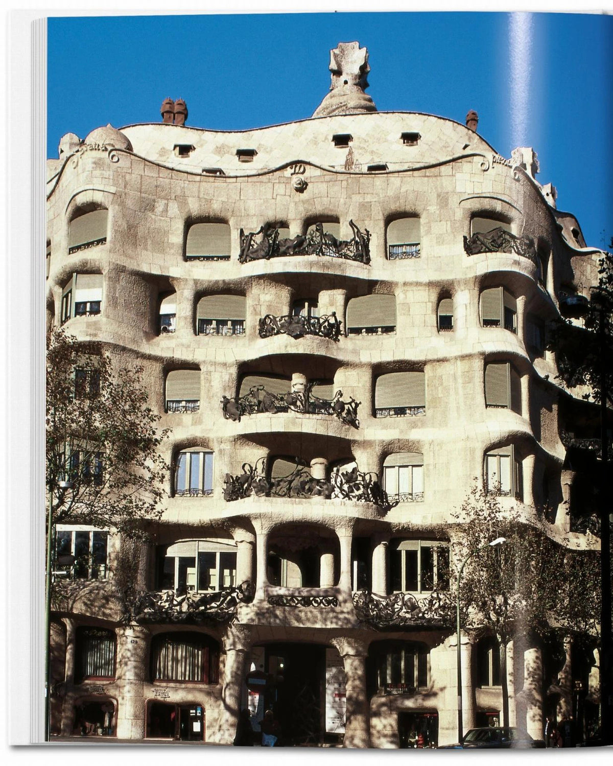 Gaudi | Bildmaterial bereitgestellt von SHOES.PLEASE.