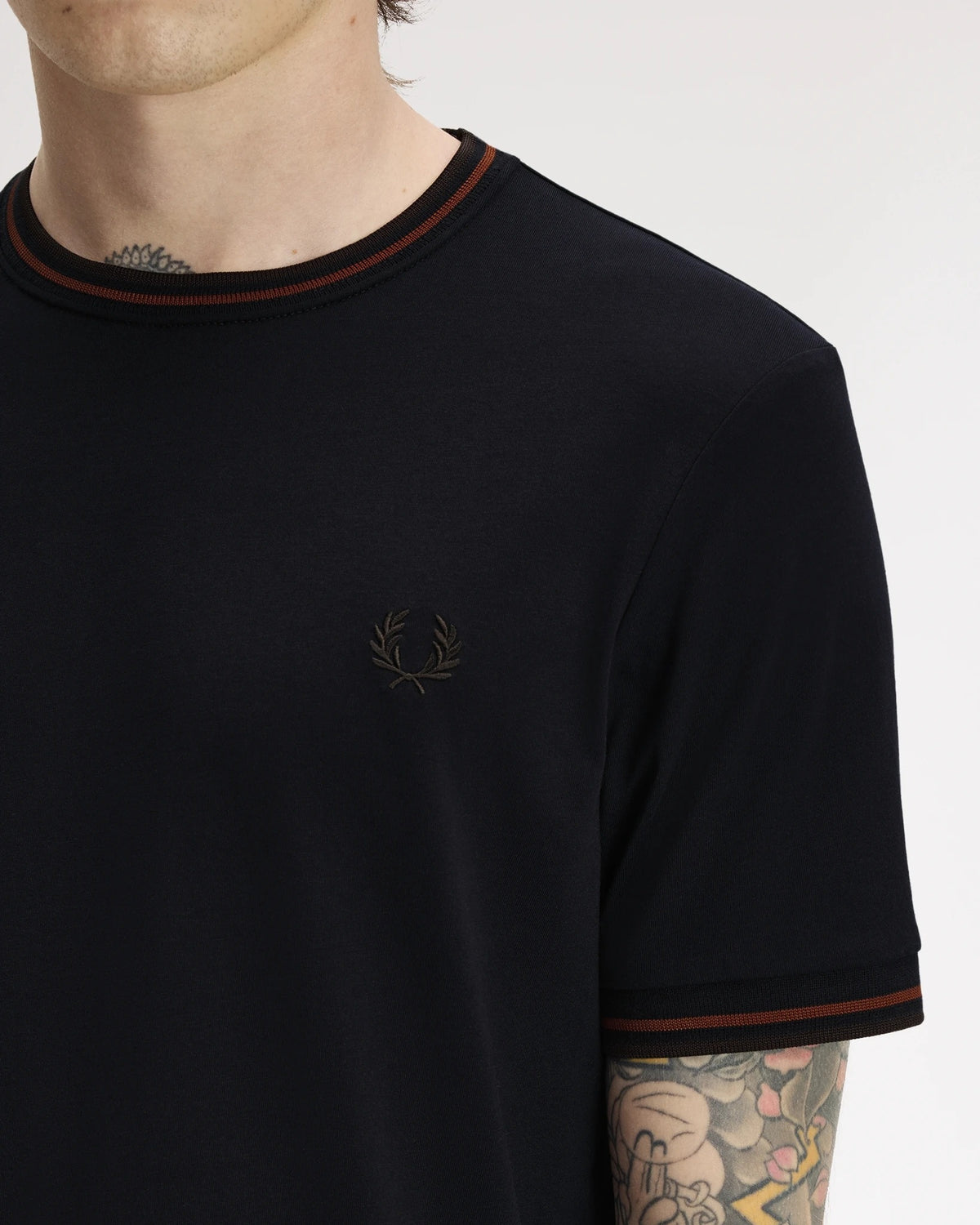 TWIN TIPPED T-SHIRT nvy/brndy/rchbrn | Bildmaterial bereitgestellt von SHOES.PLEASE.
