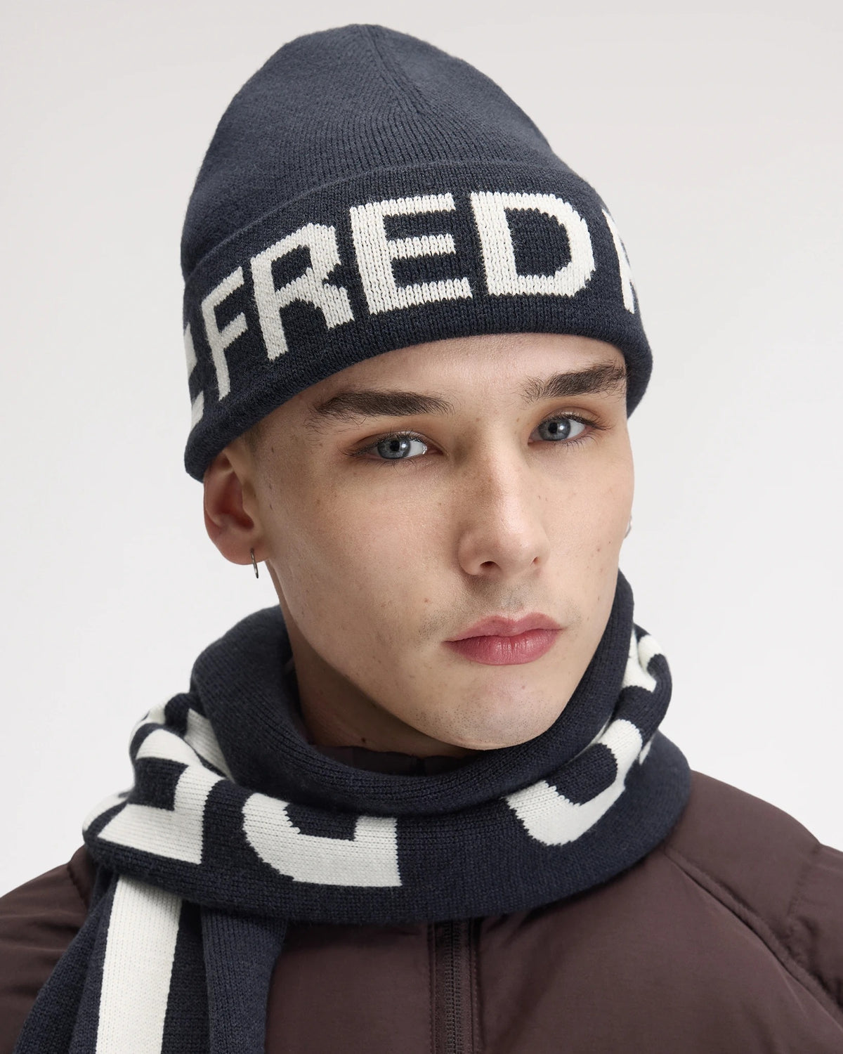 BRANDED JACQUARD BEANIE navy | Bildmaterial bereitgestellt von SHOES.PLEASE.