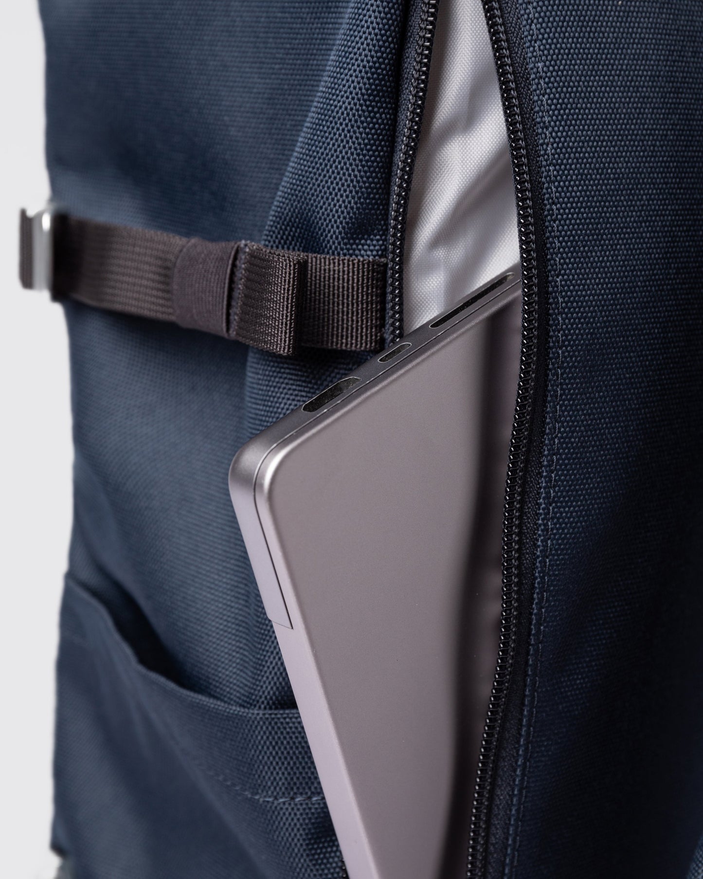 ICON Rolltop Backpack L navy | Bildmaterial bereitgestellt von SHOES.PLEASE.