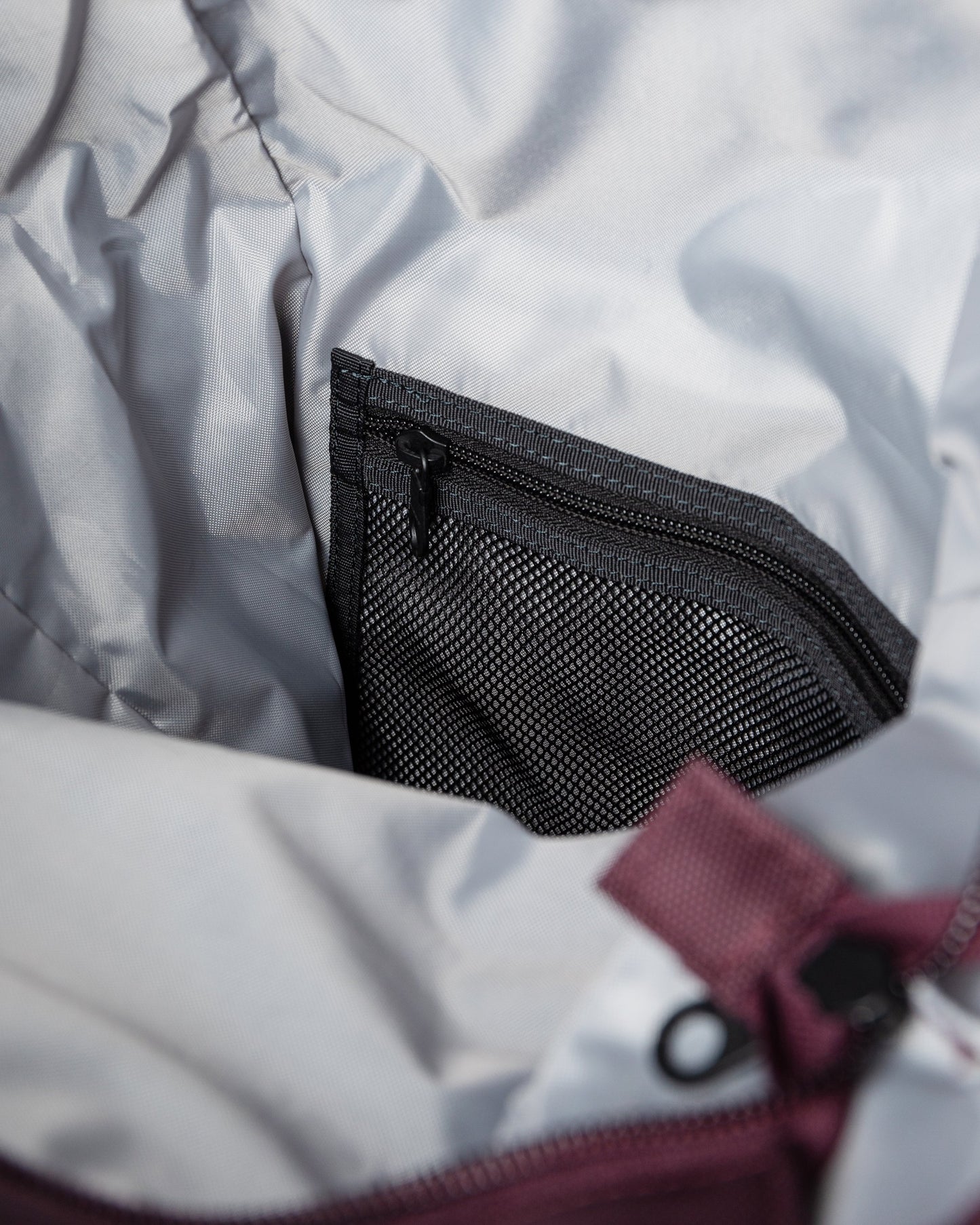 ICON Rolltop Backpack M cabernet | Bildmaterial bereitgestellt von SHOES.PLEASE.