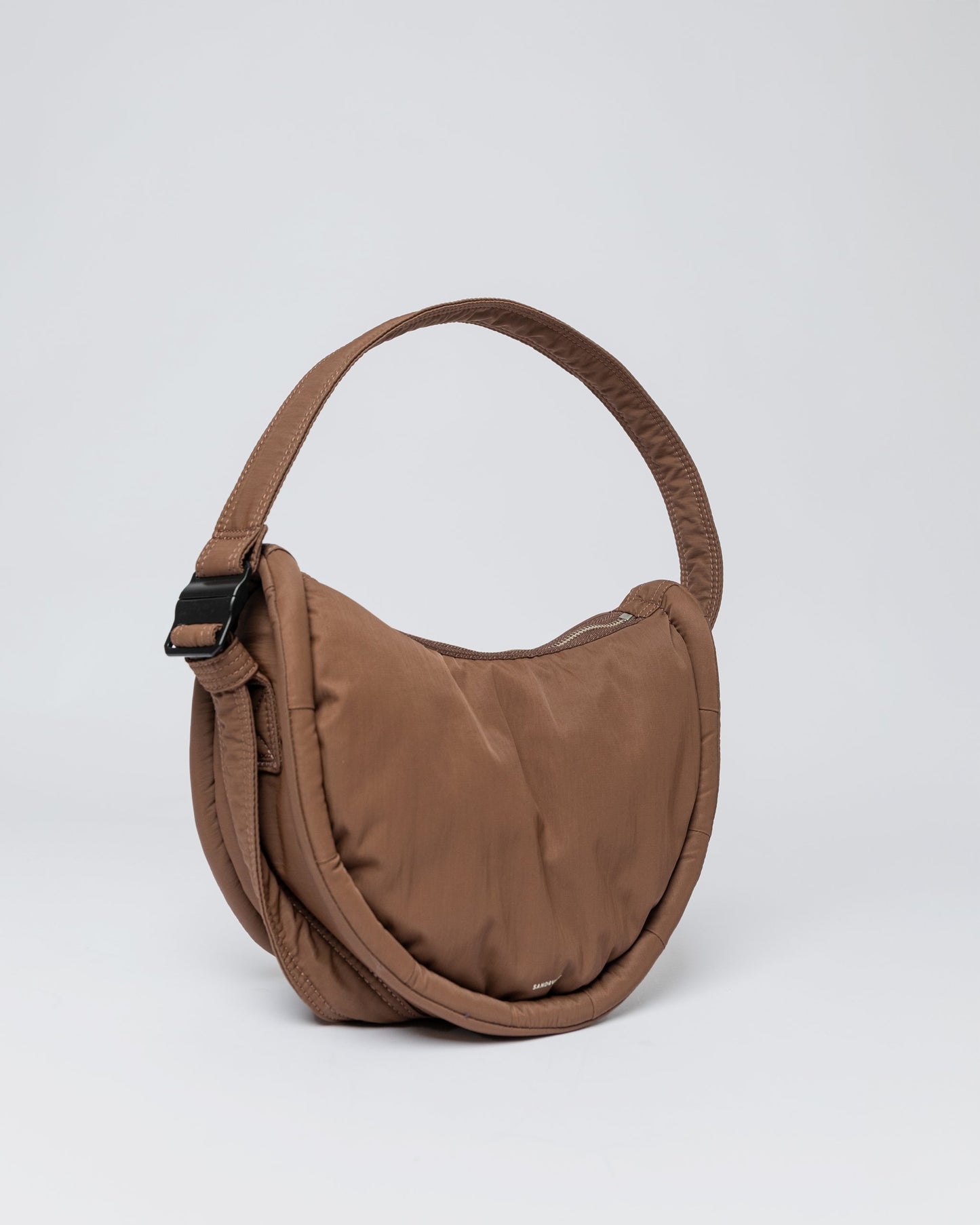 CURVE Crossbody Round S dark taupe | Bildmaterial bereitgestellt von SHOES.PLEASE.