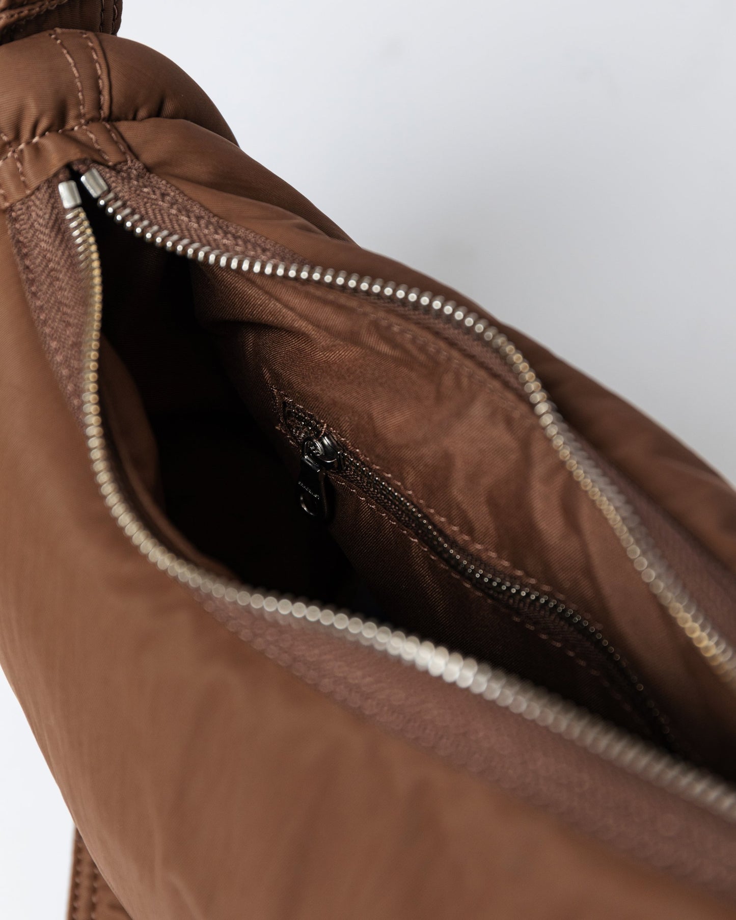 CURVE Crossbody Round S dark taupe | Bildmaterial bereitgestellt von SHOES.PLEASE.