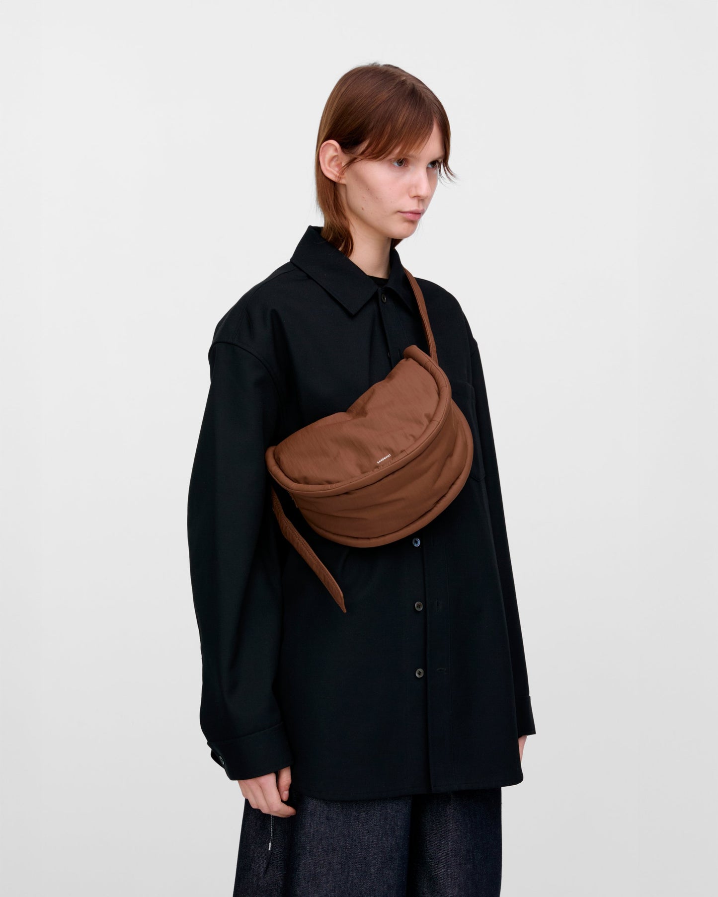 CURVE Crossbody Round S dark taupe | Bildmaterial bereitgestellt von SHOES.PLEASE.