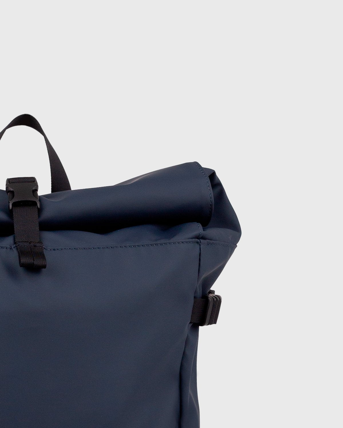 STREAM Slim Rolltop L navy | Bildmaterial bereitgestellt von SHOES.PLEASE.