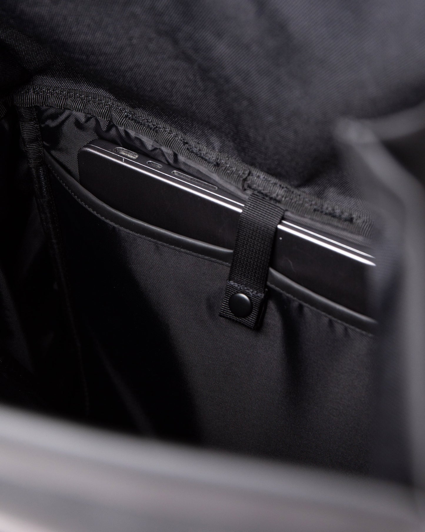 STREAM Slim Rolltop L black | Bildmaterial bereitgestellt von SHOES.PLEASE.
