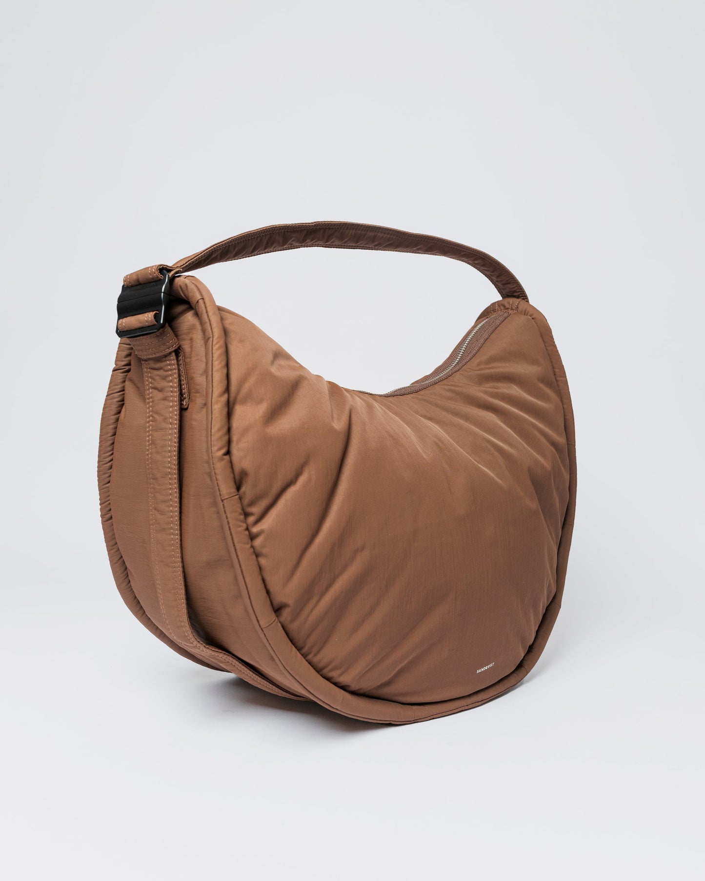 CURVE Crossbody Round L dark taupe | Bildmaterial bereitgestellt von SHOES.PLEASE.