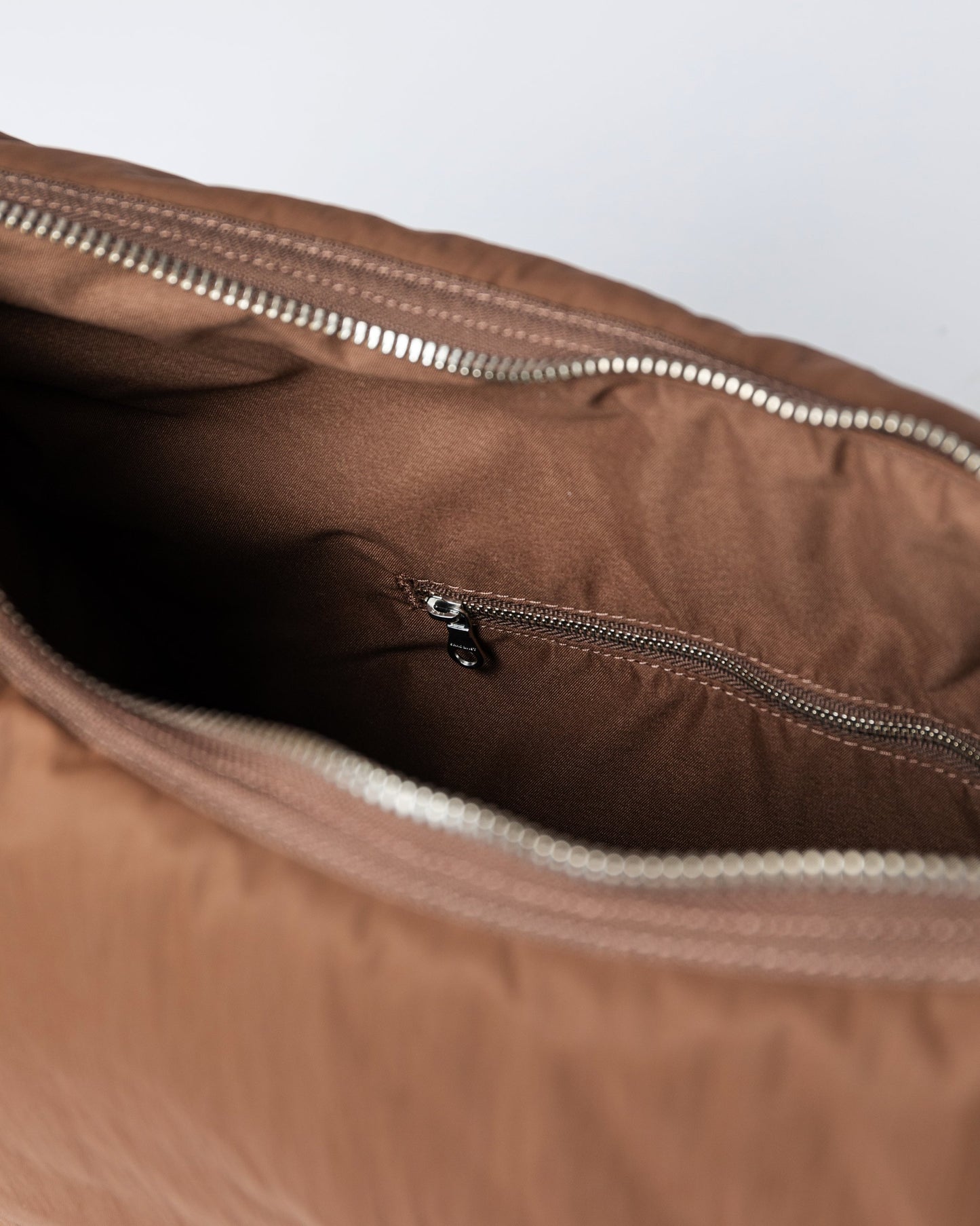 CURVE Crossbody Round L dark taupe | Bildmaterial bereitgestellt von SHOES.PLEASE.