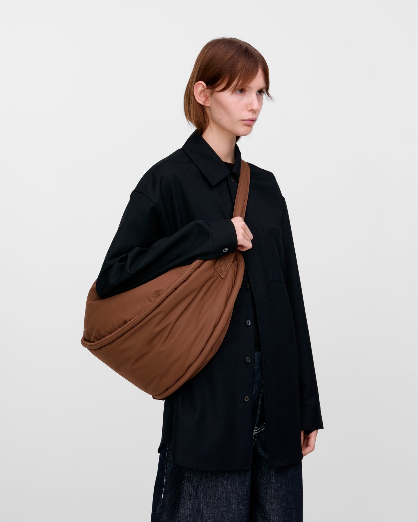 CURVE Crossbody Round L dark taupe | Bildmaterial bereitgestellt von SHOES.PLEASE.