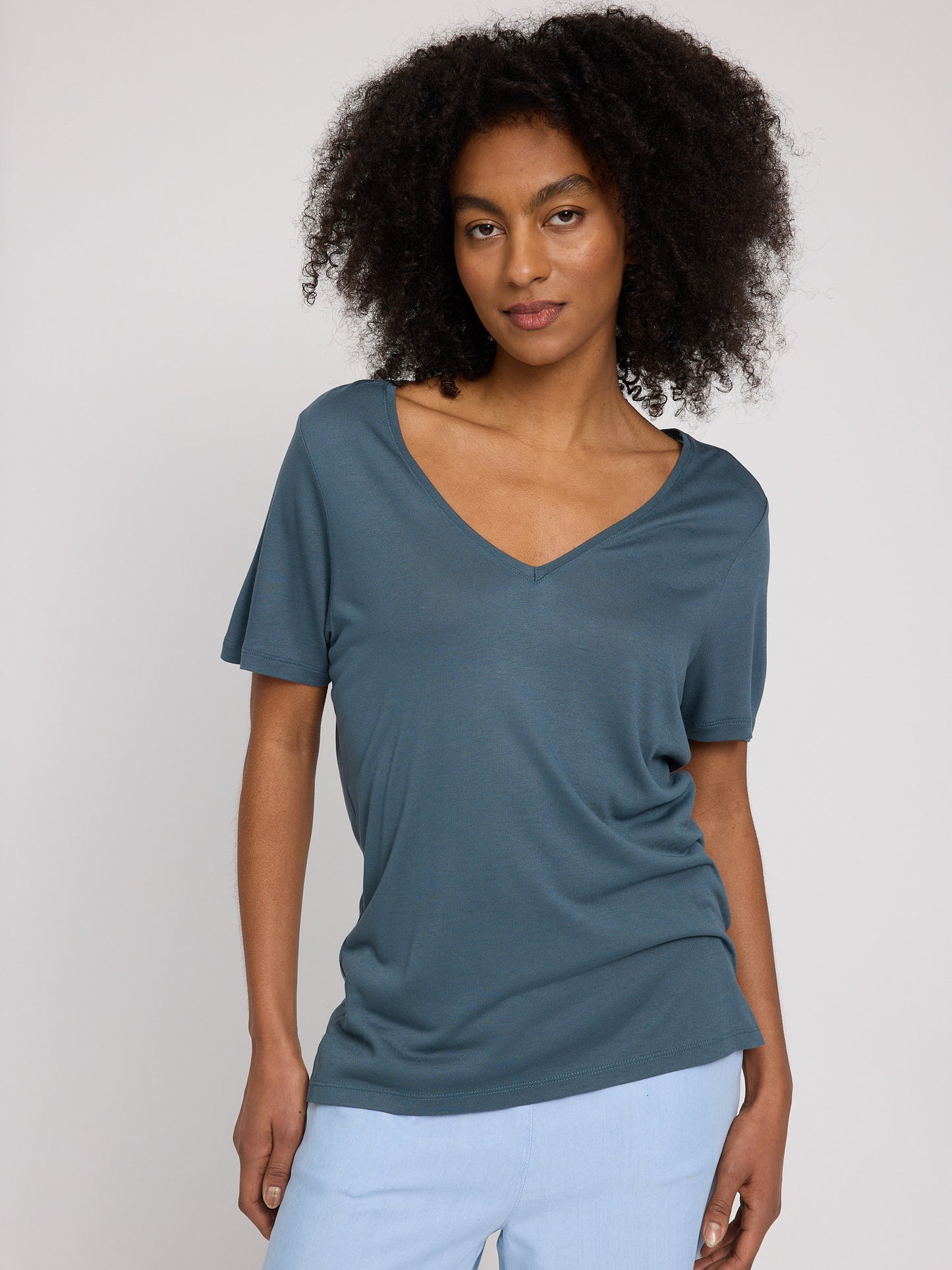 Ecovero Viscose V-Neck T-Shirt steel blue | Bildmaterial bereitgestellt von SHOES.PLEASE.