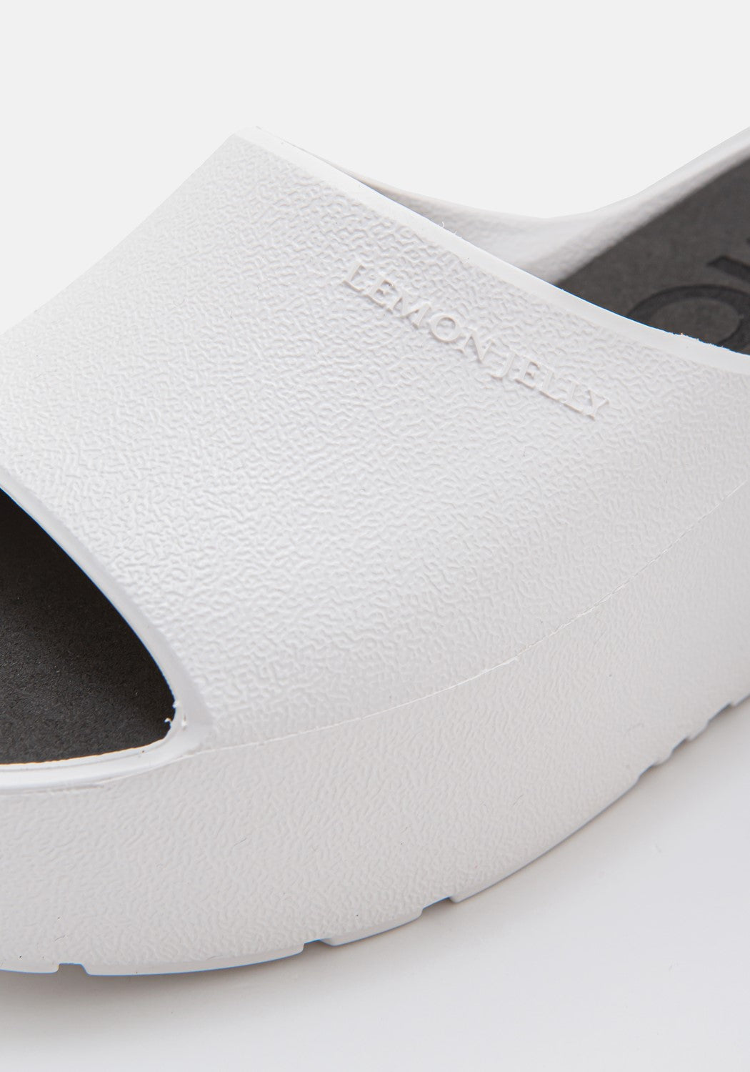 Sunny 18 pérola metal | Bildmaterial bereitgestellt von SHOES.PLEASE.