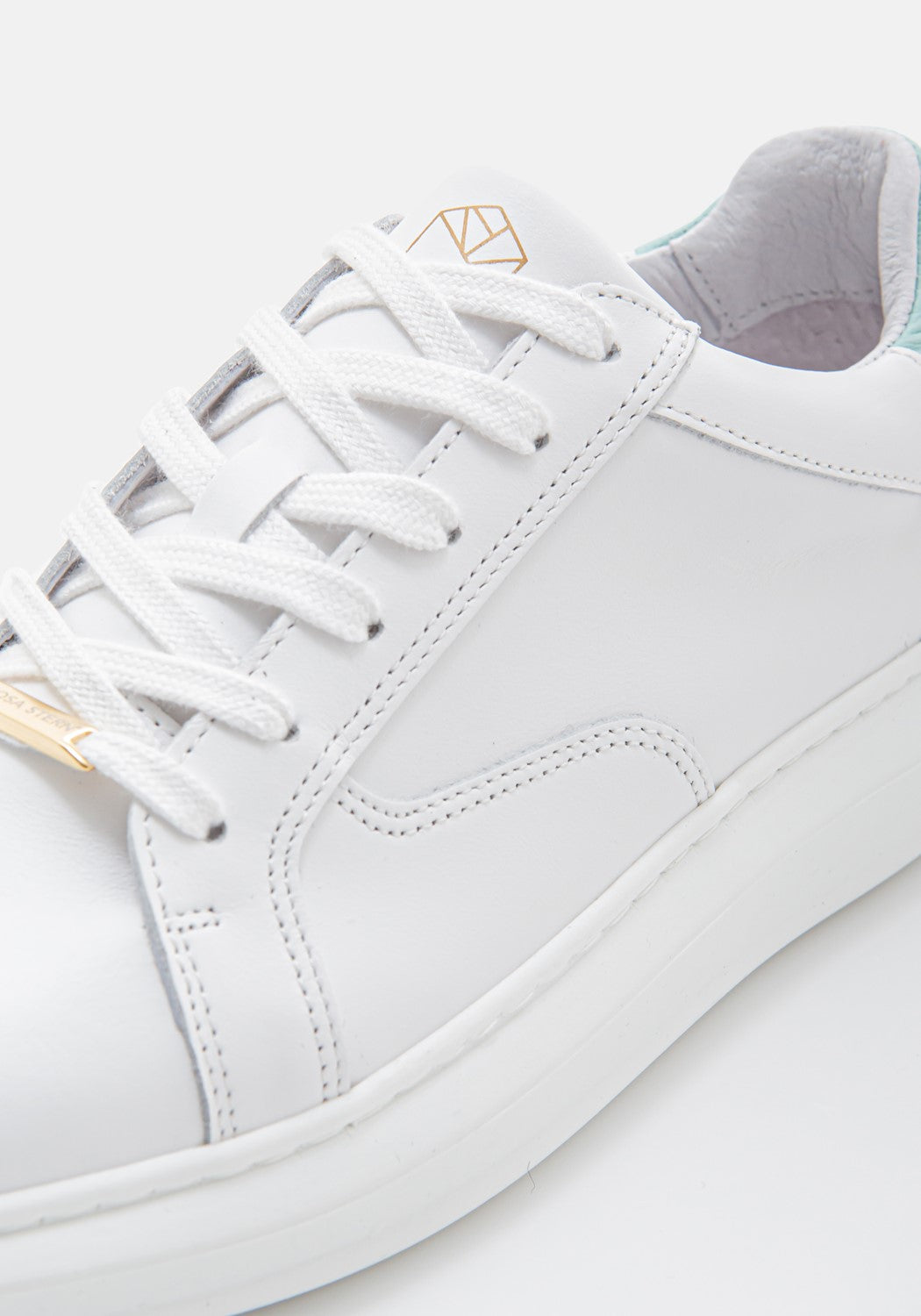 SaraSnkr white/white/turqoise | Bildmaterial bereitgestellt von SHOES.PLEASE.