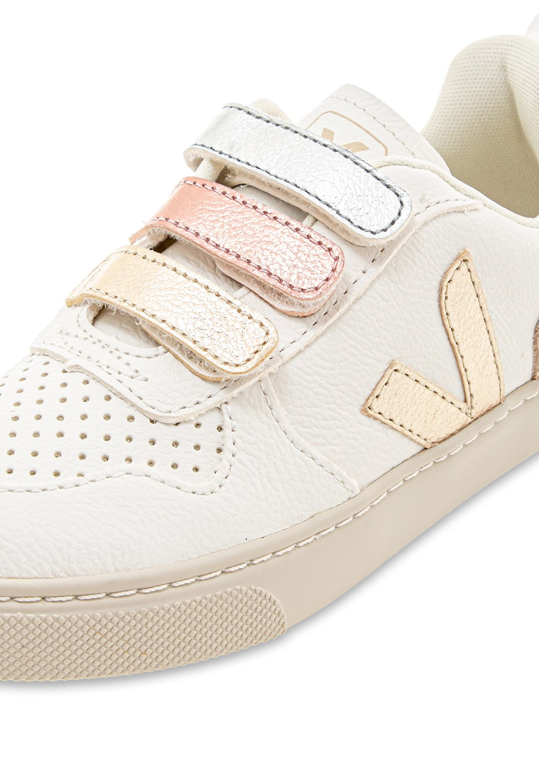 Smll V-10 Chfree Mult-Xtr-Wht_Shin | Bildmaterial bereitgestellt von SHOES.PLEASE.