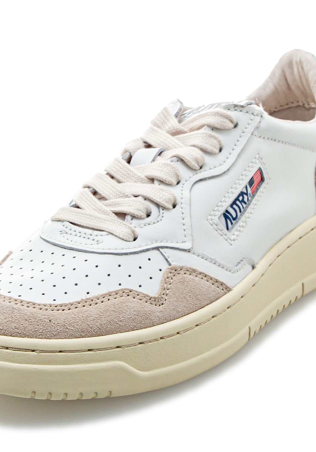 Autry 01 Low Wmn Leather/Suede wht/sal | Bildmaterial bereitgestellt von SHOES.PLEASE.