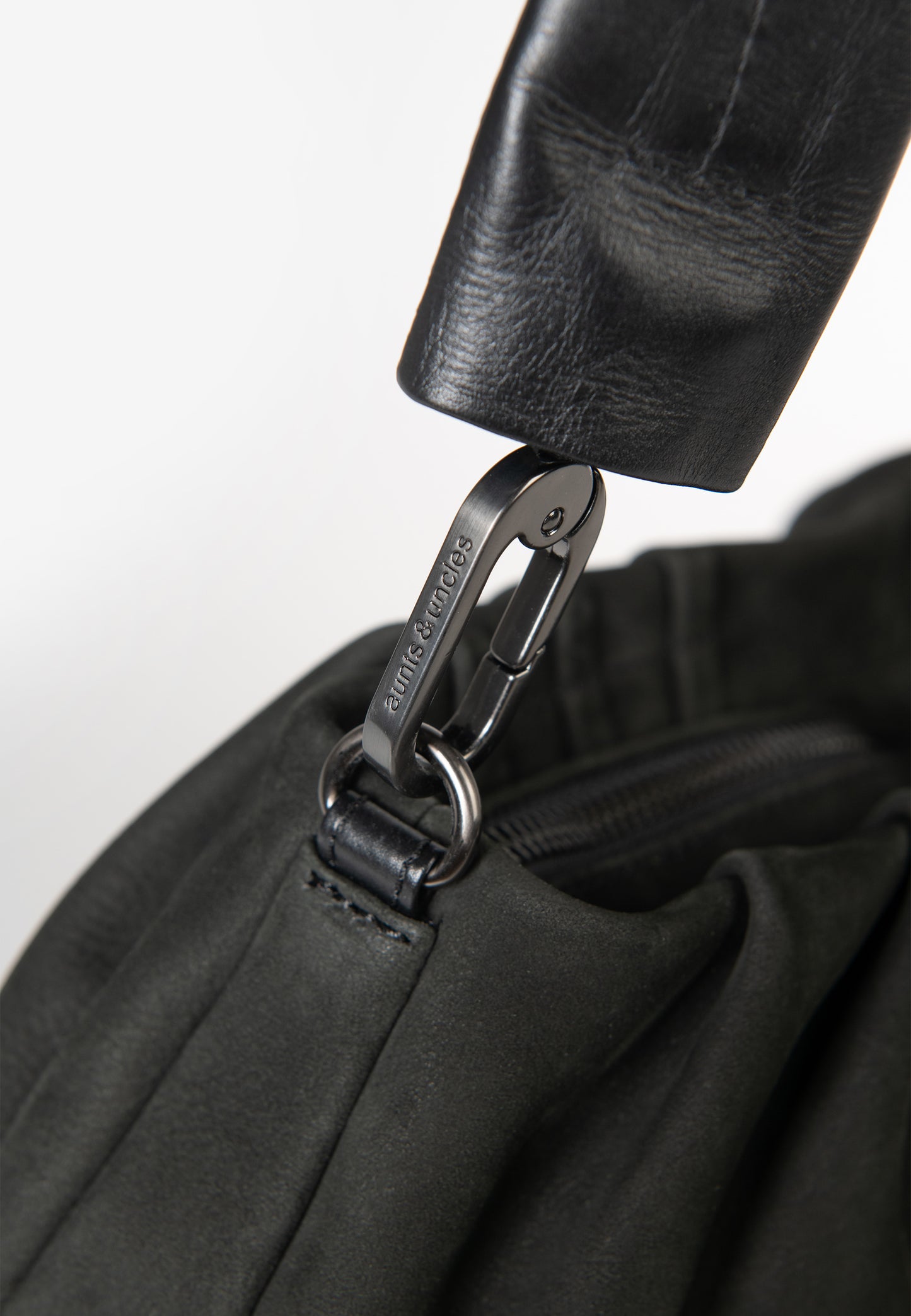 Pearl Schultertasche Philocalists black dress | Bildmaterial bereitgestellt von SHOES.PLEASE.
