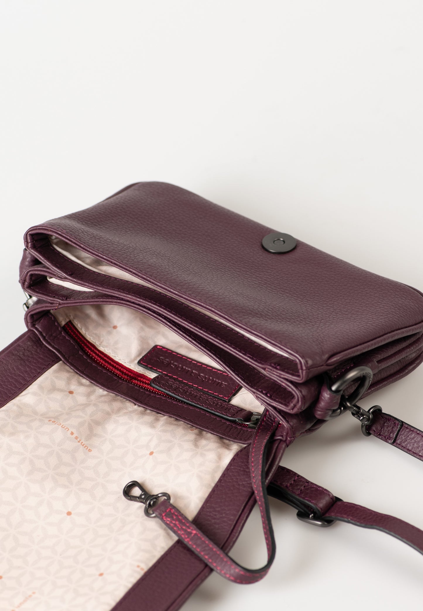 Twinkle Umhängetasche Philocalists merlot | Bildmaterial bereitgestellt von SHOES.PLEASE.