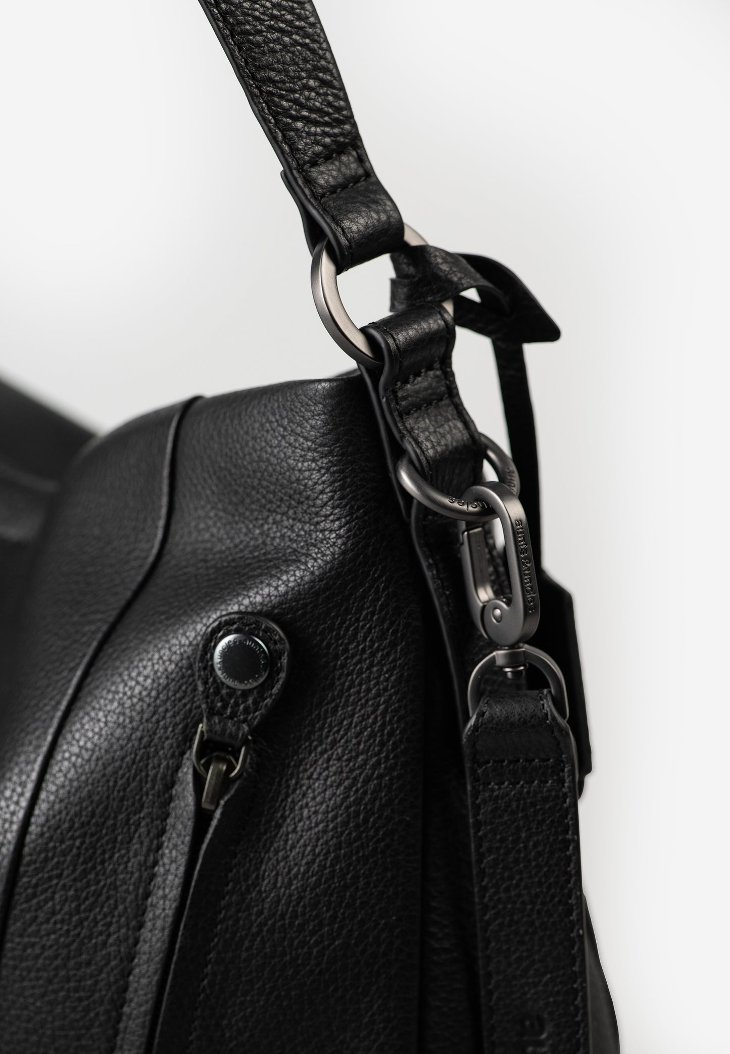 Darling Schultertasche Philocalists black dress | Bildmaterial bereitgestellt von SHOES.PLEASE.