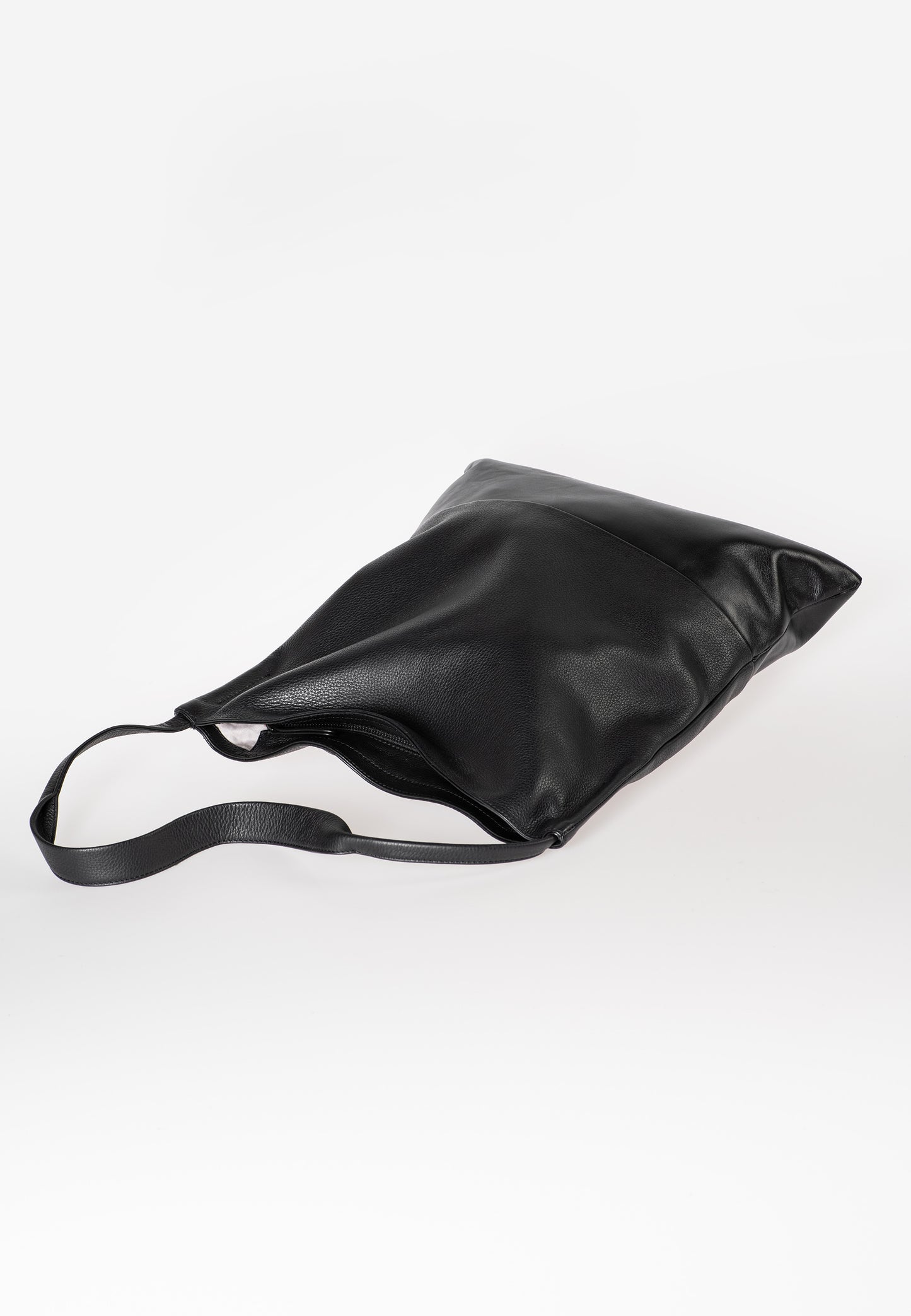Lovin Shopper Philocalists black dress | Bildmaterial bereitgestellt von SHOES.PLEASE.
