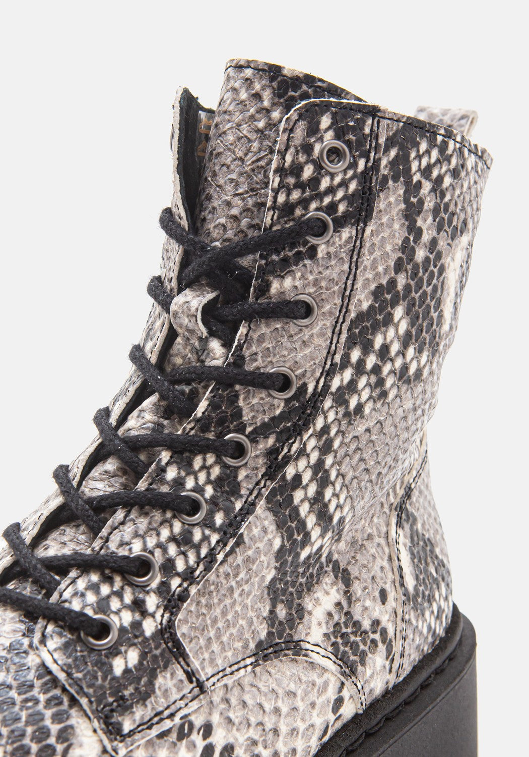 Mary Boot Pitton black/white snake | Bildmaterial bereitgestellt von SHOES.PLEASE.