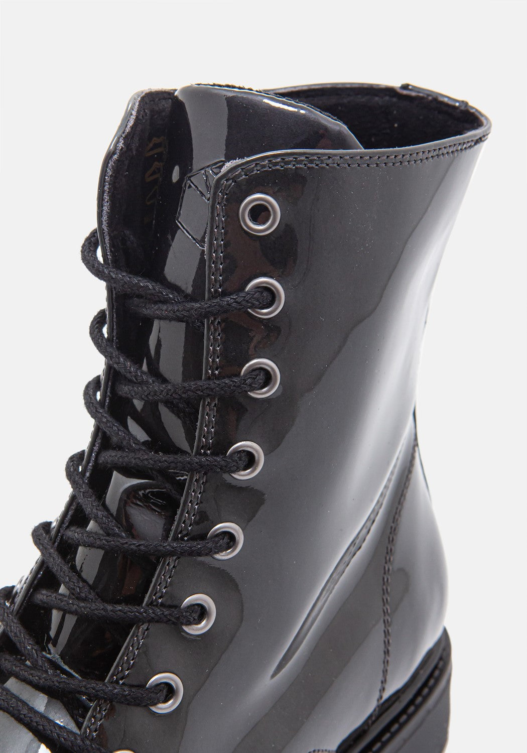 Sunny Boot Patent gris | Bildmaterial bereitgestellt von SHOES.PLEASE.