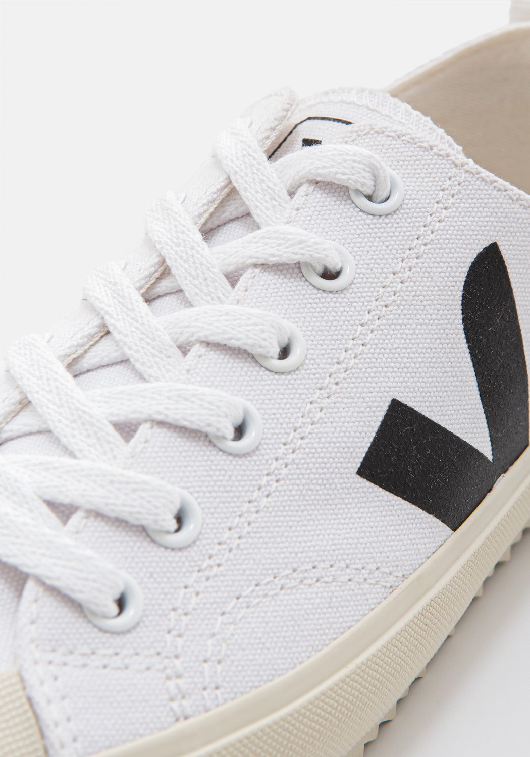 Nova Canvas white black | Bildmaterial bereitgestellt von SHOES.PLEASE.