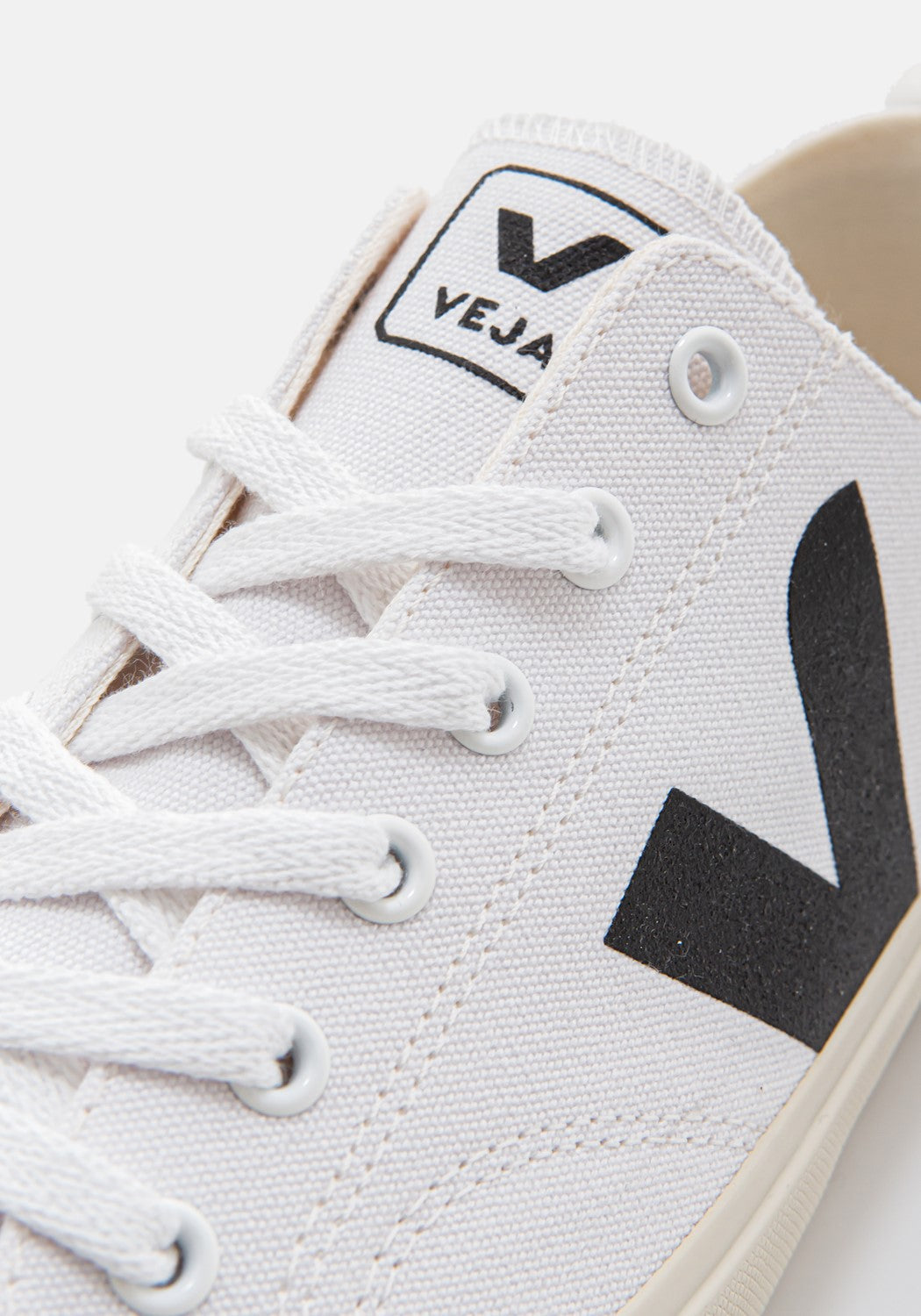 Nova Canvas white black dunkel | Bildmaterial bereitgestellt von SHOES.PLEASE.