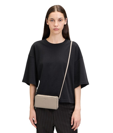 Lou Crossbody XS Small Pebble stone | Bildmaterial bereitgestellt von SHOES.PLEASE.