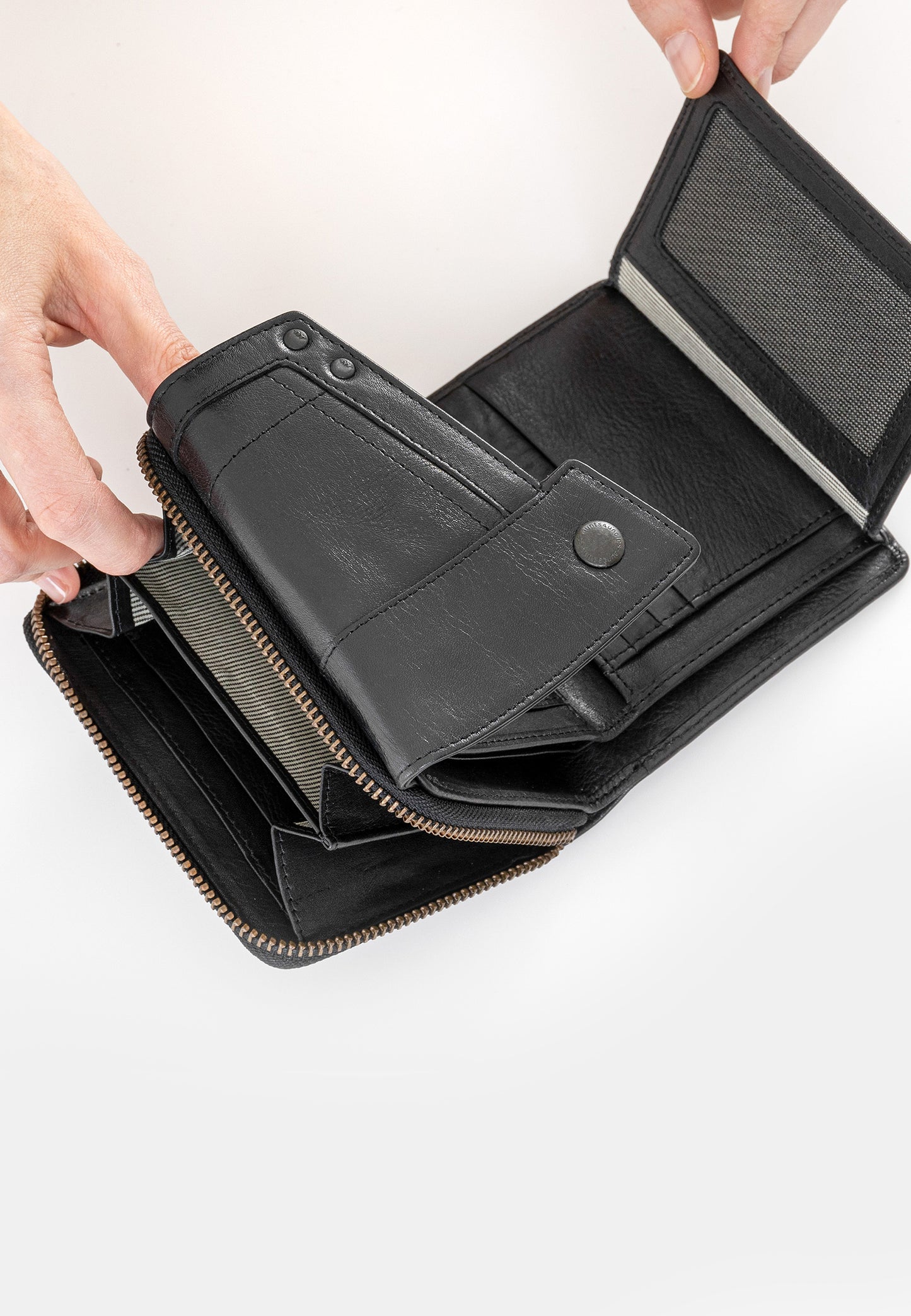 Lotta black smoke Geldbörse | Bildmaterial bereitgestellt von SHOES.PLEASE.