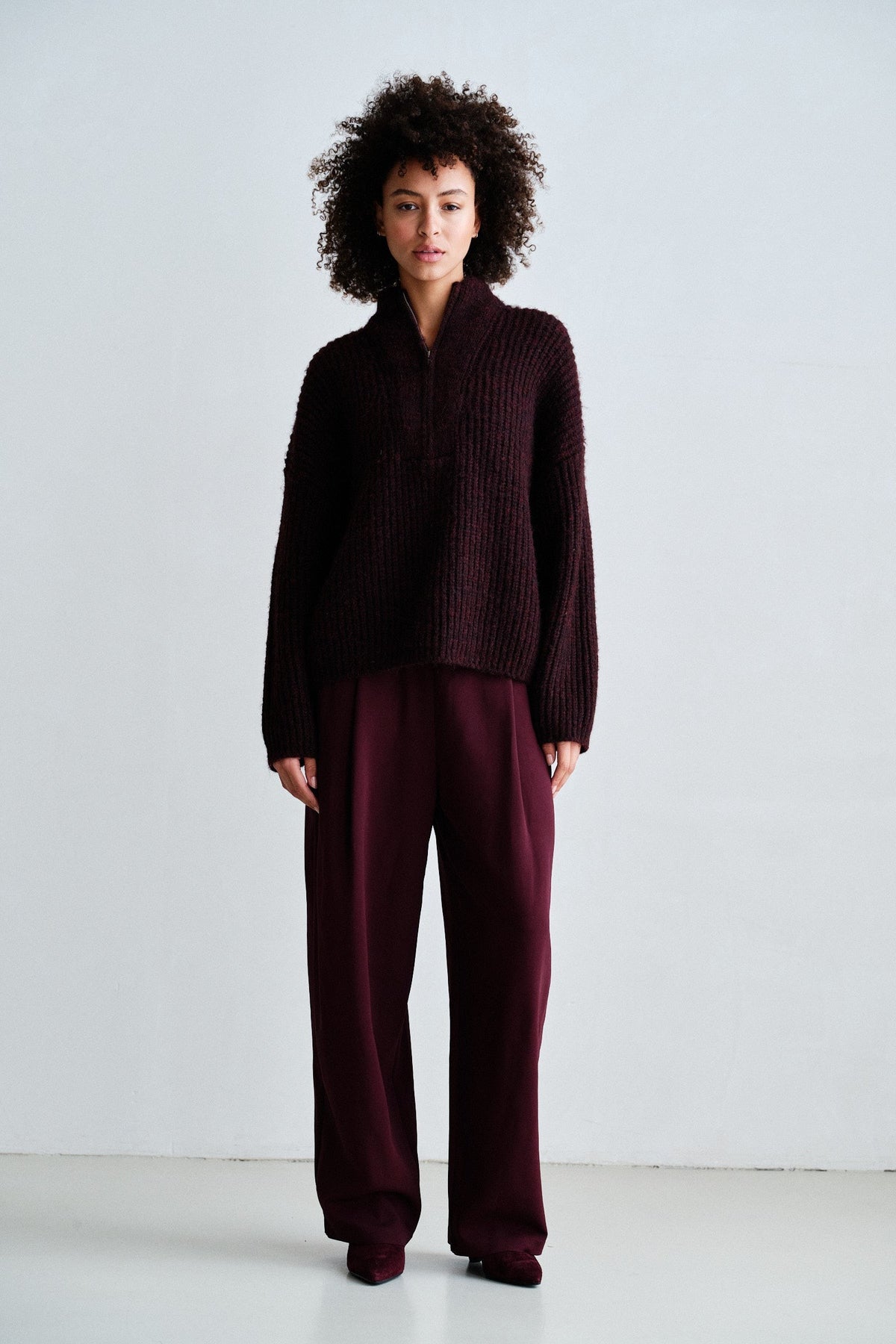 Jumper aubergine | Bildmaterial bereitgestellt von SHOES.PLEASE.