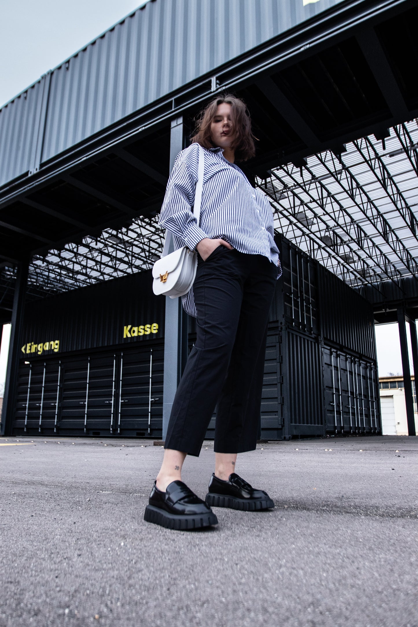 Grenelle Mok Brushed Leather black | Bildmaterial bereitgestellt von SHOES.PLEASE.